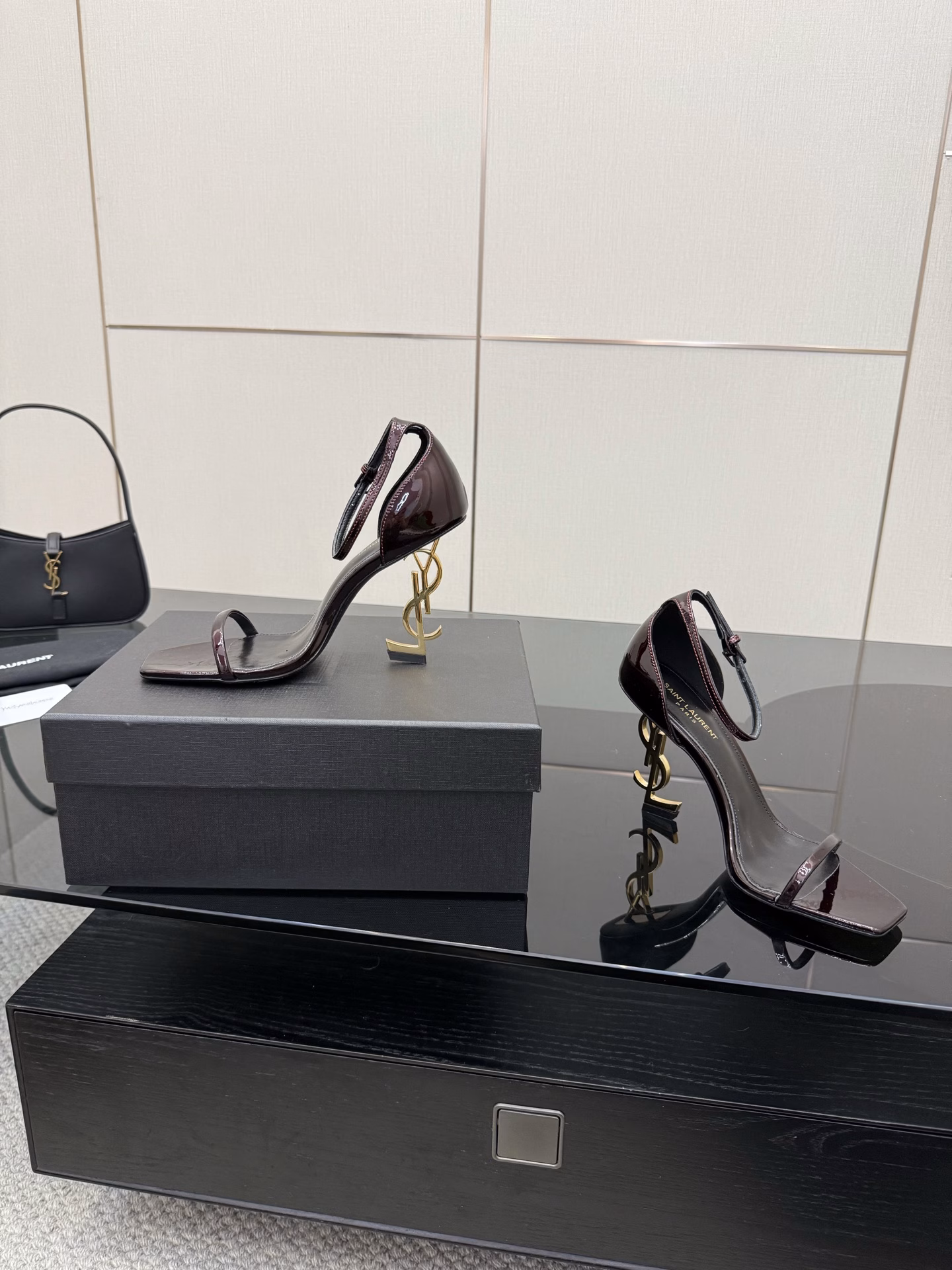 YSL Saint Laurent metal letter logo high-heeled sandalsYSL sister's beautiful high-heeled shoes are the same small square head as Saint Laurent Rose. High-heeled shoes are very good at modifying foot shape, luxurious metal chain. In recent years, SLP has become more and more understanding of women in high-heeled shoes. 💙Abandon the embarrassing design impression of waterproof platform models. YSL's beautiful wedge heel fish mouth