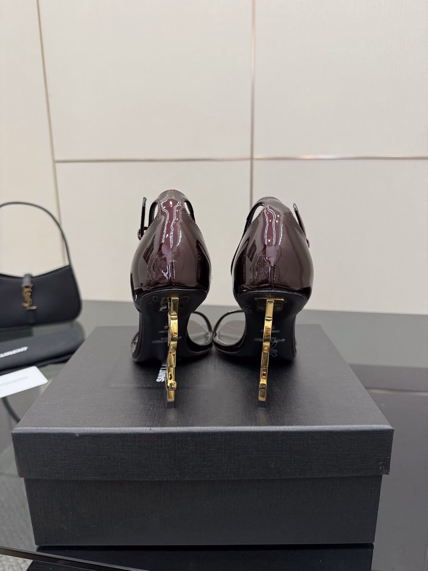 YSL Saint Laurent metal letter logo high-heeled sandalsYSL sister's beautiful high-heeled shoes are the same small square head as Saint Laurent Rose. High-heeled shoes are very good at modifying foot shape, luxurious metal chain. In recent years, SLP has become more and more understanding of women in high-heeled shoes. 💙Abandon the embarrassing design impression of waterproof platform models. YSL's beautiful wedge heel fish mouth