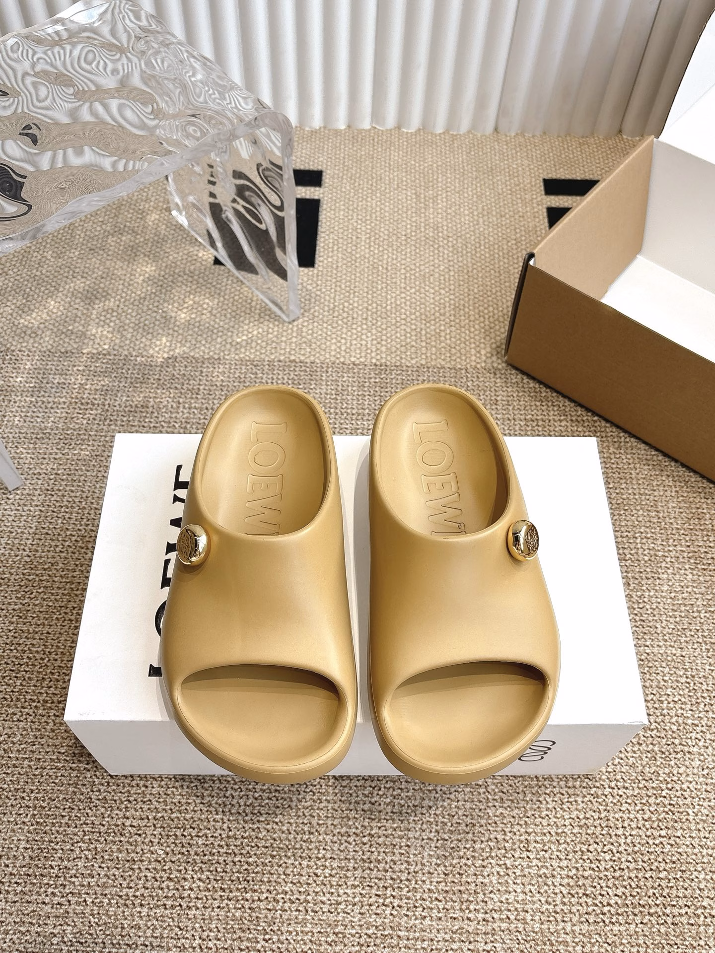 Loewe summer pulas limited edition fashion slippersVersion‼ ️Super light slippers, super comfortable, can be wetted, very suitable for wearing on the beach, also very good looking, height 2CM, a must-have for summer