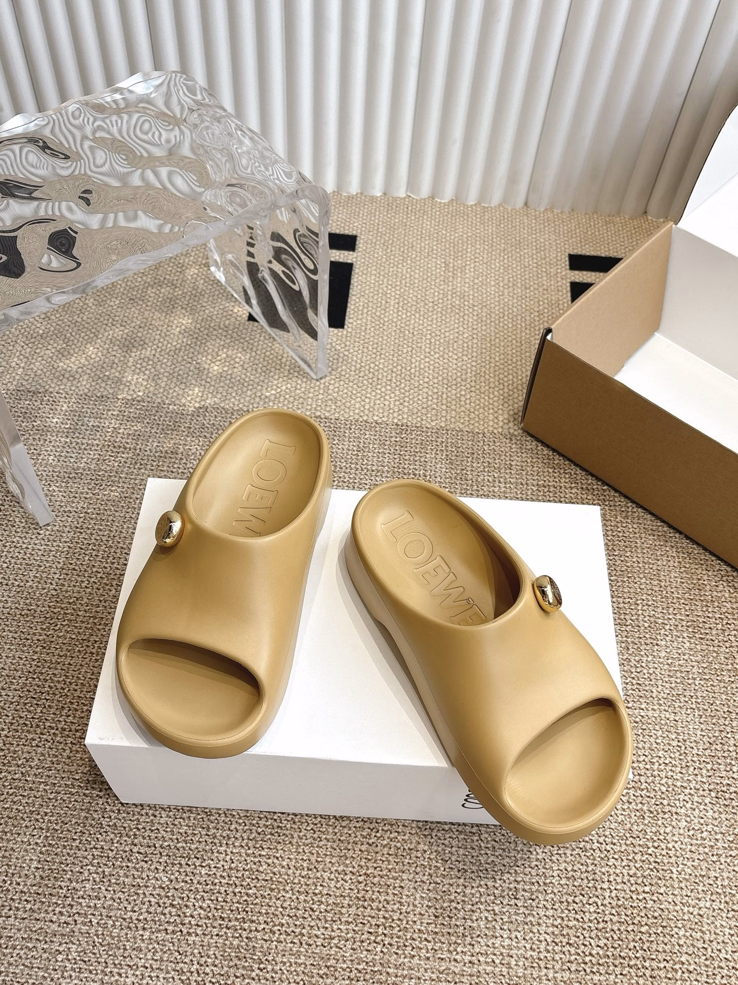 Loewe summer pulas limited edition fashion slippersVersion‼ ️Super light slippers, super comfortable, can be wetted, very suitable for wearing on the beach, also very good looking, height 2CM, a must-have for summer