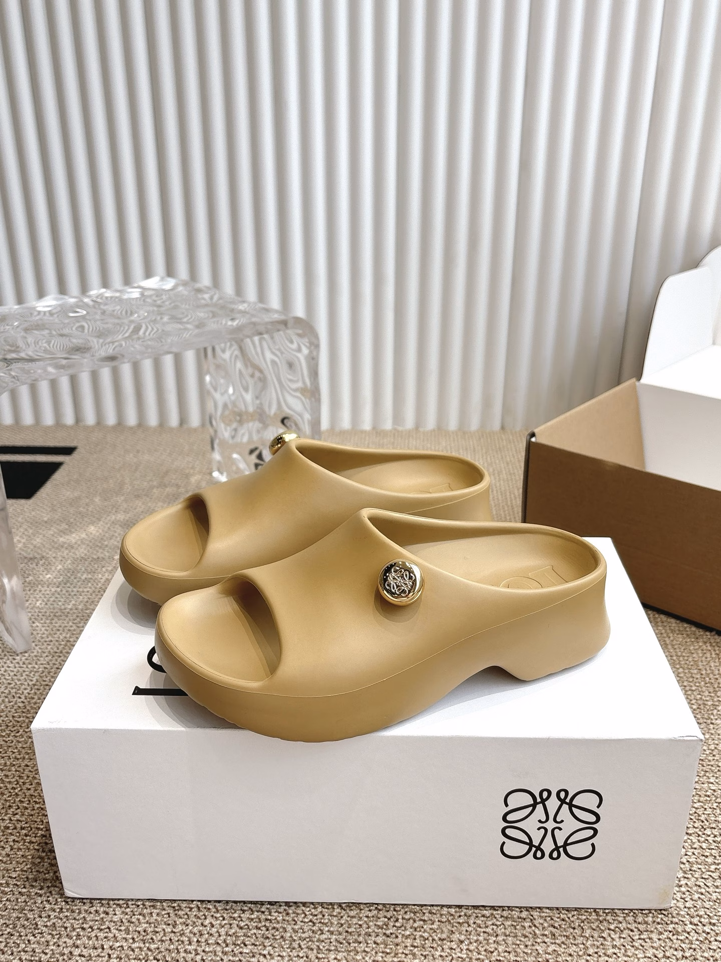 Loewe summer pulas limited edition fashion slippersVersion‼ ️Super light slippers, super comfortable, can be wetted, very suitable for wearing on the beach, also very good looking, height 2CM, a must-have for summer