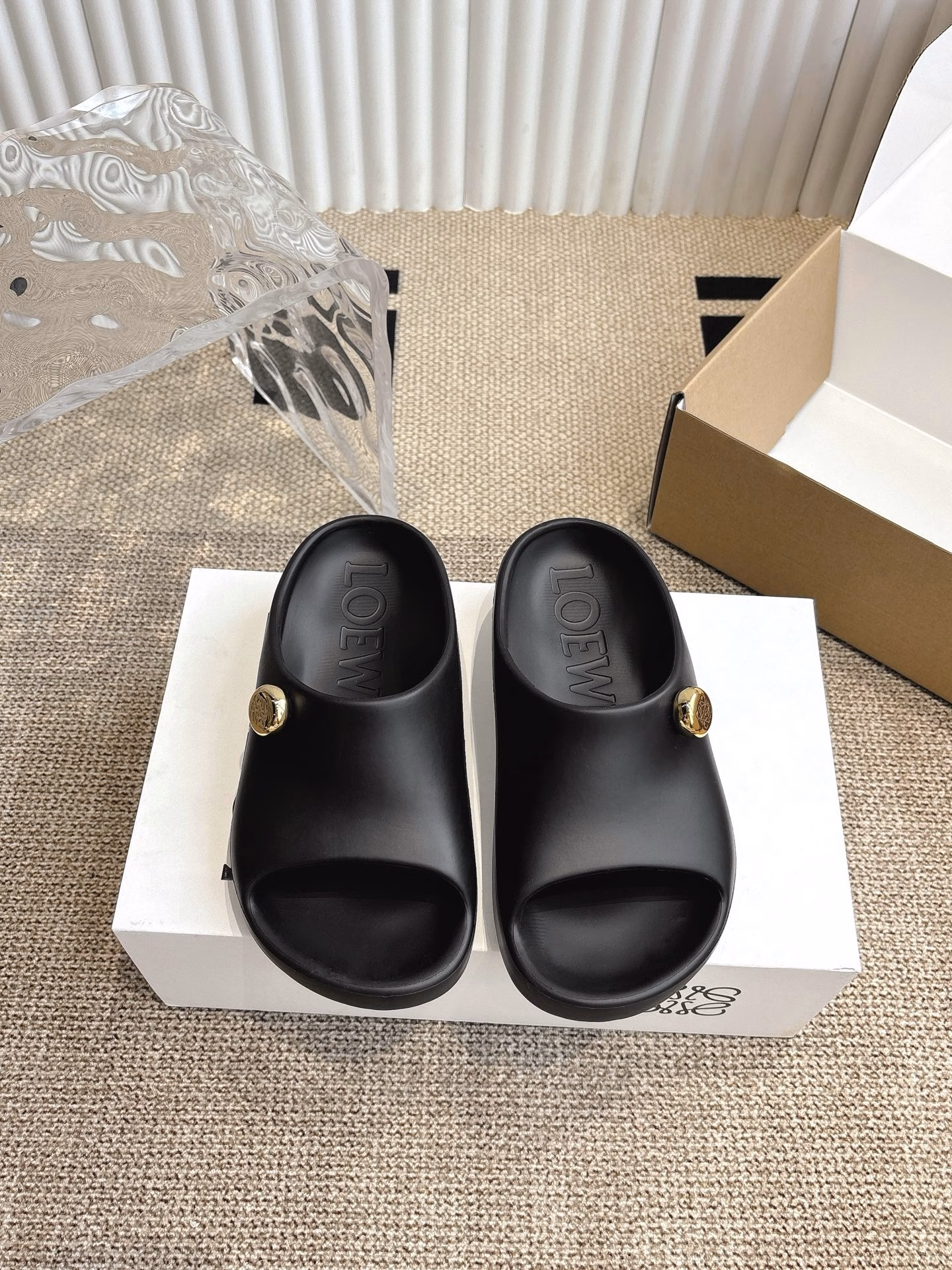 Loewe summer pulas limited edition fashion slippersVersion‼ ️Super light slippers, super comfortable, can be wetted, very suitable for wearing on the beach, also very good looking, height 2CM, a must-have for summer