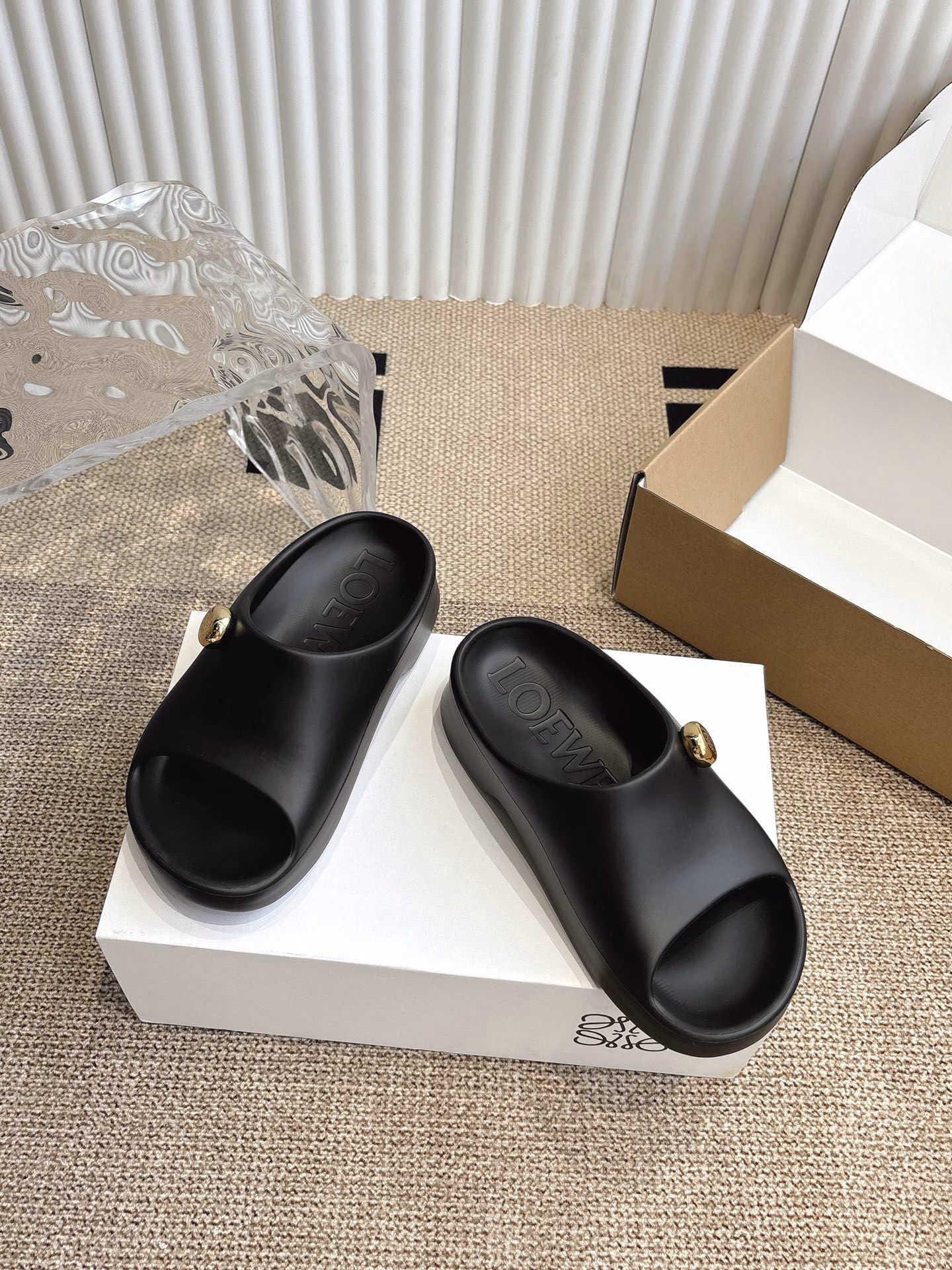 Loewe summer pulas limited edition fashion slippersVersion‼ ️Super light slippers, super comfortable, can be wetted, very suitable for wearing on the beach, also very good looking, height 2CM, a must-have for summer
