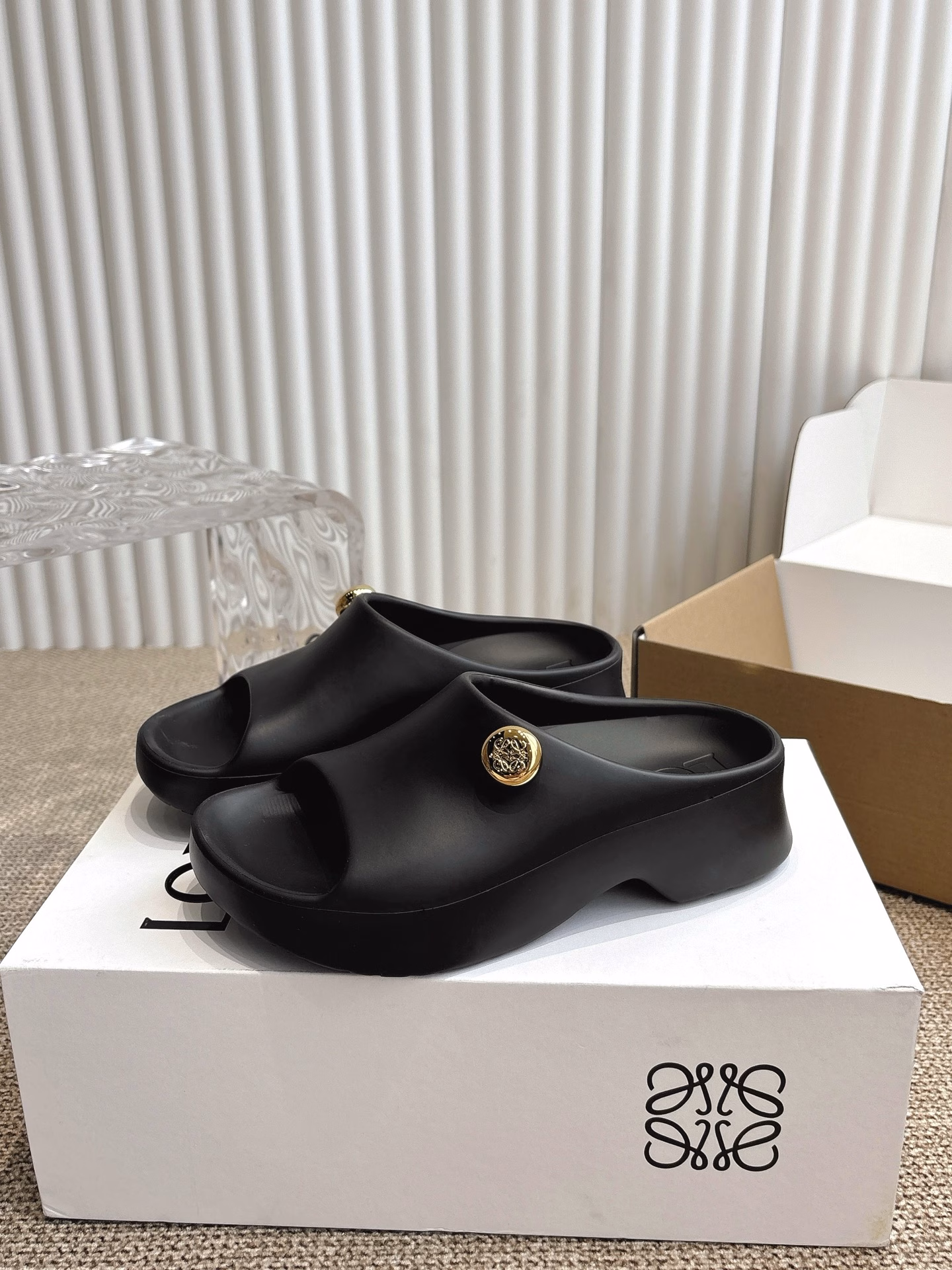 Loewe summer pulas limited edition fashion slippersVersion‼ ️Super light slippers, super comfortable, can be wetted, very suitable for wearing on the beach, also very good looking, height 2CM, a must-have for summer