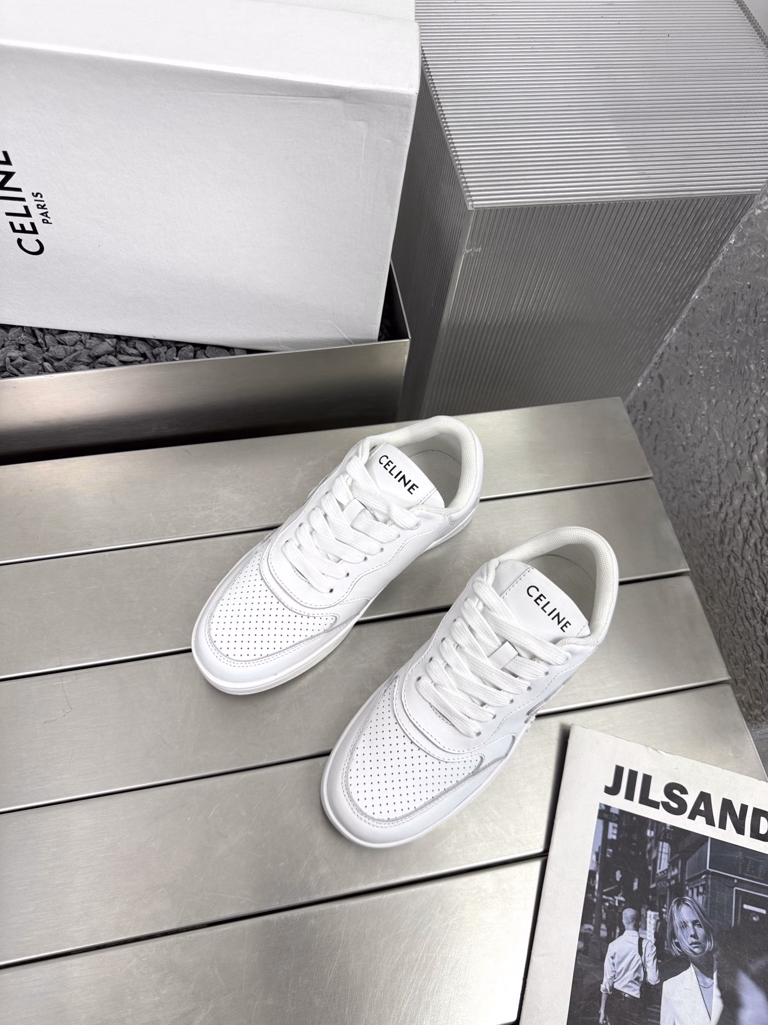 Celine's color-blocked Dexterity white shoesA pair of shoes full of street style, a pair of white shoes is always missing in the shoe cabinet, and this year's new white shoes from Celine are the best choice.