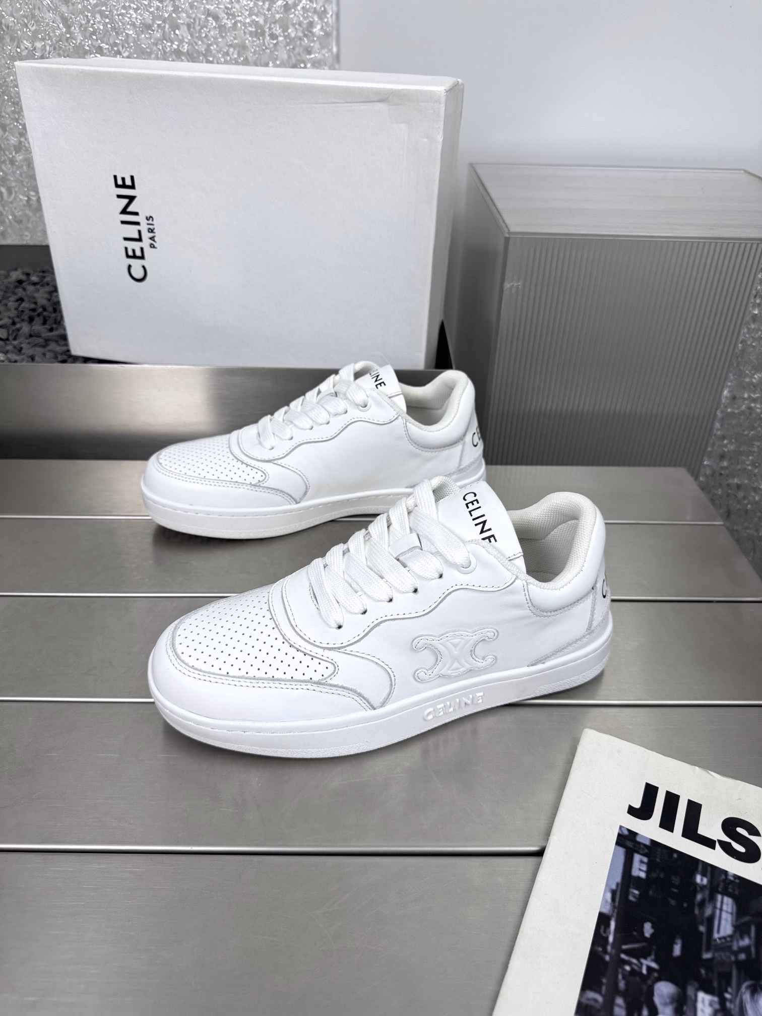Celine's color-blocked Dexterity white shoesA pair of shoes full of street style, a pair of white shoes is always missing in the shoe cabinet, and this year's new white shoes from Celine are the best choice.