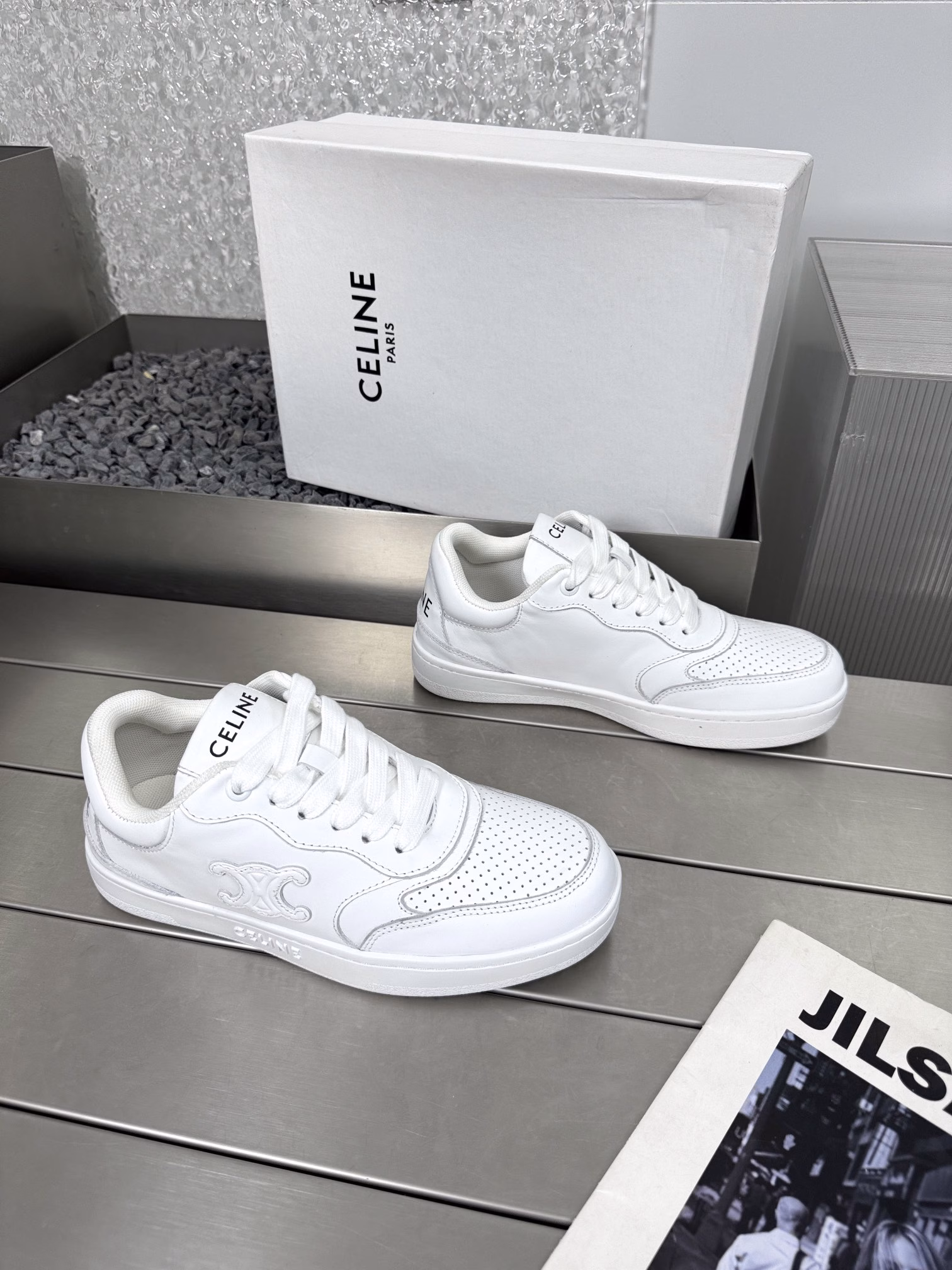 Celine's color-blocked Dexterity white shoesA pair of shoes full of street style, a pair of white shoes is always missing in the shoe cabinet, and this year's new white shoes from Celine are the best choice.