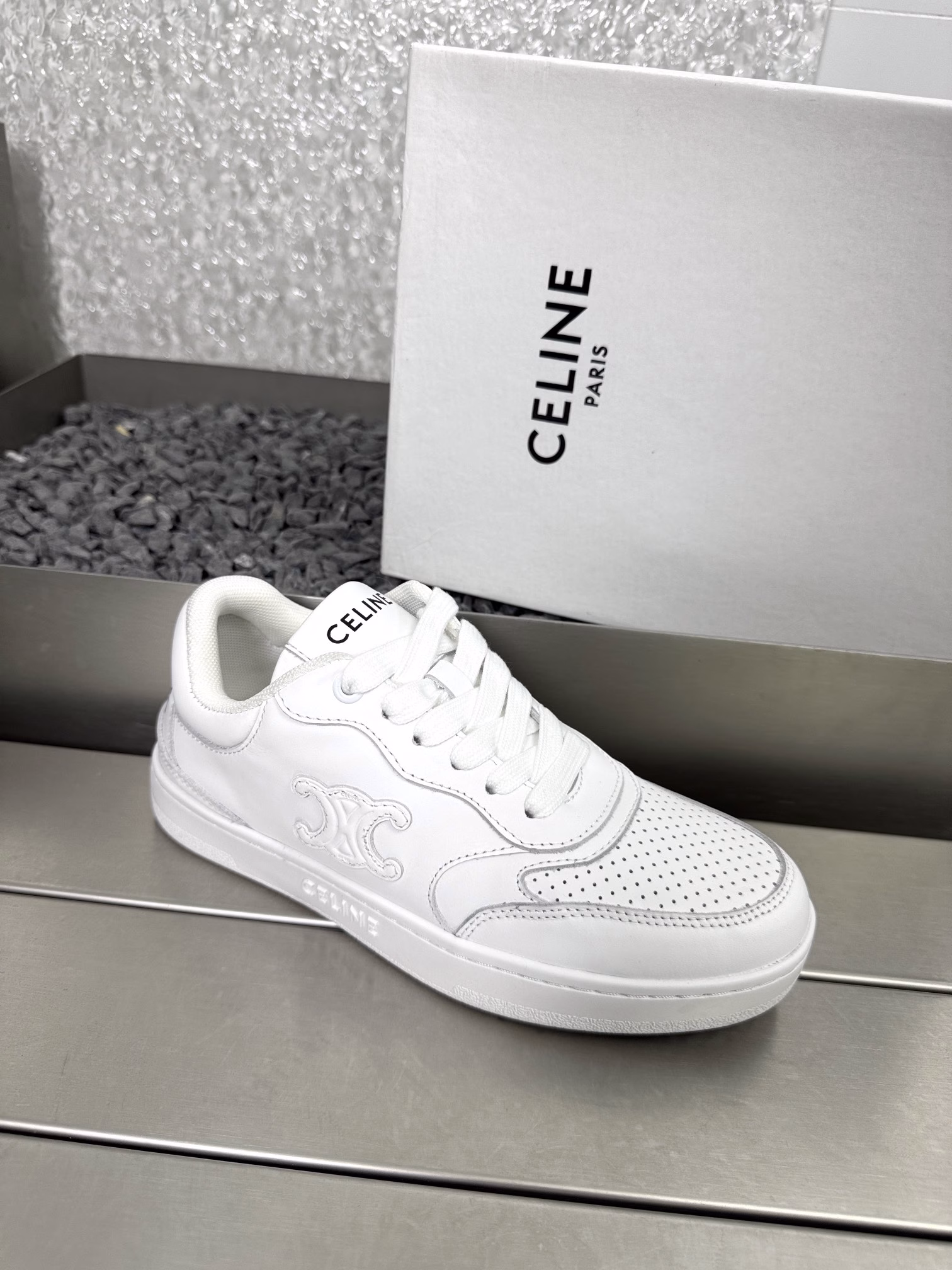 Celine's color-blocked Dexterity white shoesA pair of shoes full of street style, a pair of white shoes is always missing in the shoe cabinet, and this year's new white shoes from Celine are the best choice.