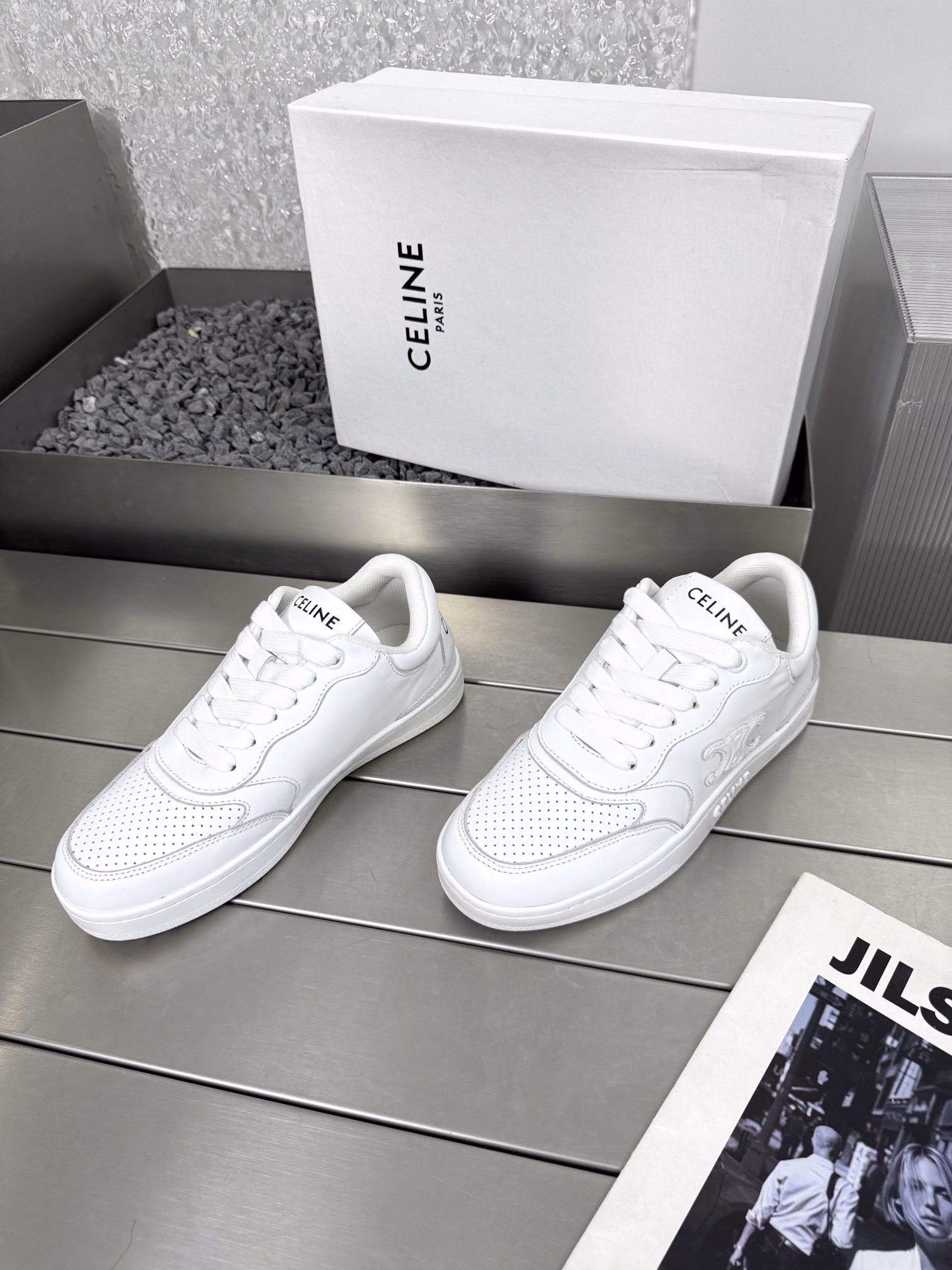 Celine's color-blocked Dexterity white shoesA pair of shoes full of street style, a pair of white shoes is always missing in the shoe cabinet, and this year's new white shoes from Celine are the best choice.