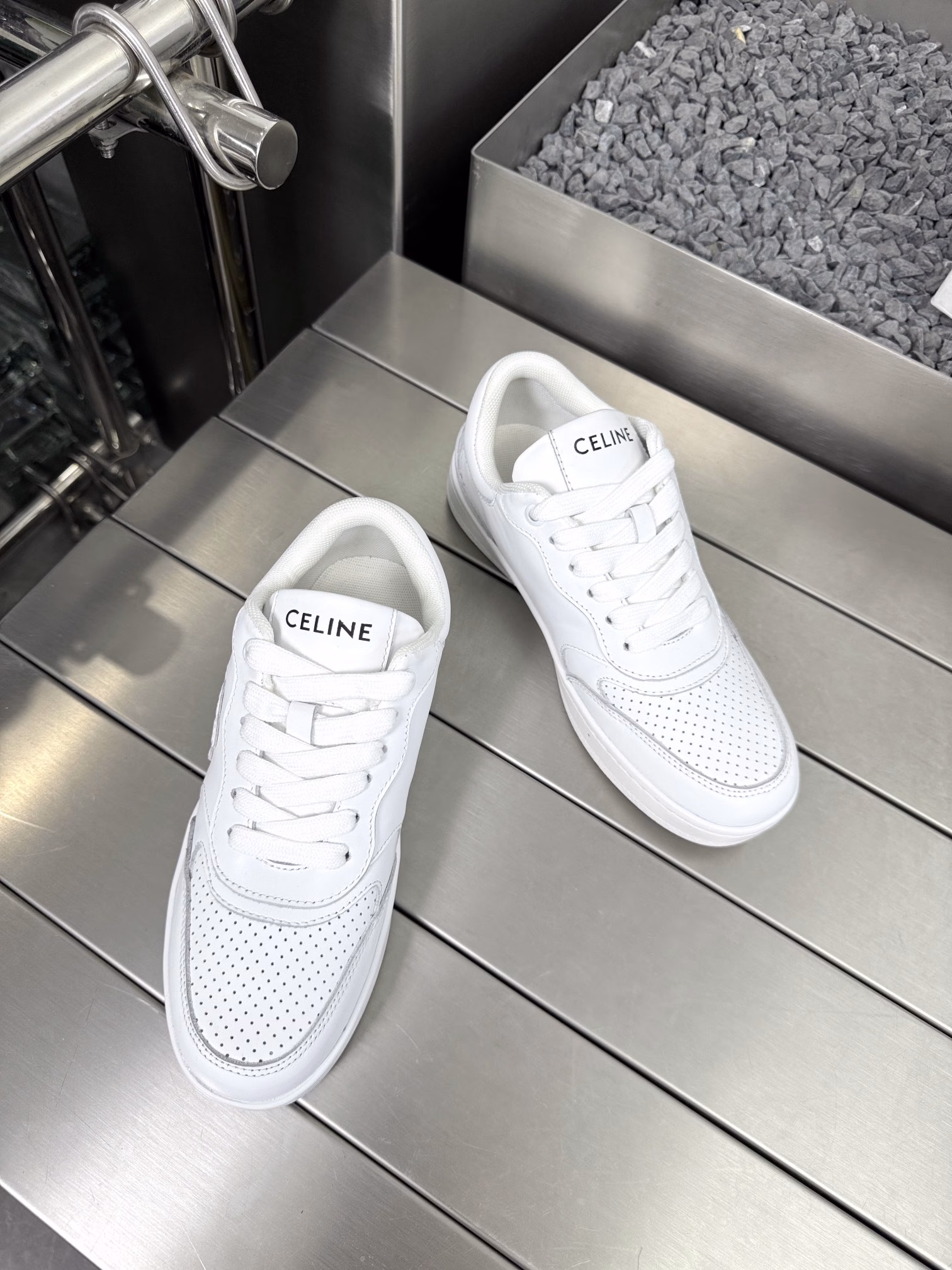 Celine's color-blocked Dexterity white shoesA pair of shoes full of street style, a pair of white shoes is always missing in the shoe cabinet, and this year's new white shoes from Celine are the best choice.