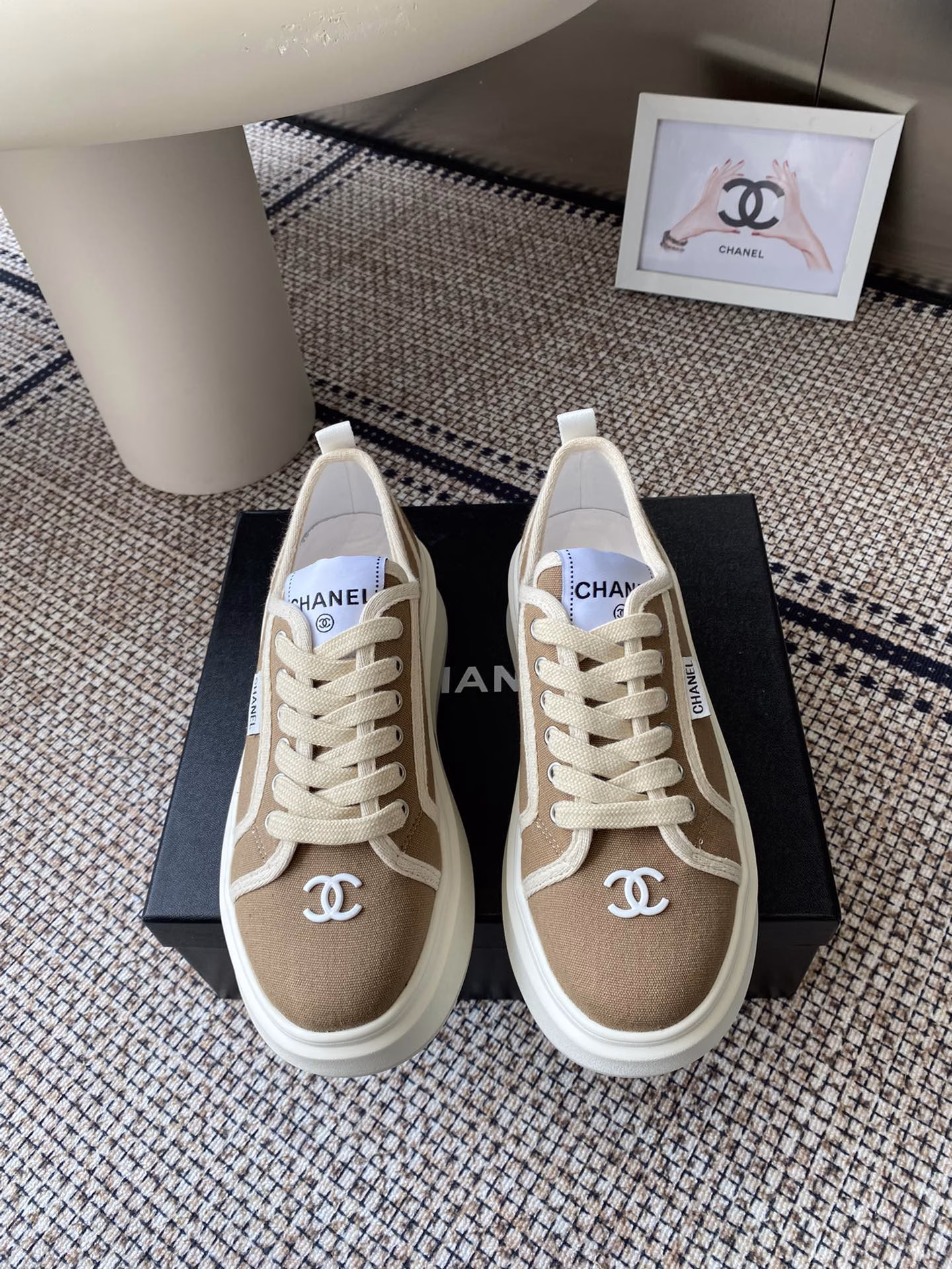 Chanel 25C new sports casual shoesVersatile white shoes, you can never go wrong with the style, the contrasting colors are full of vitalityThe logo is embossed on the side, it looks very delicateOriginal custom-made upper material, original outsole