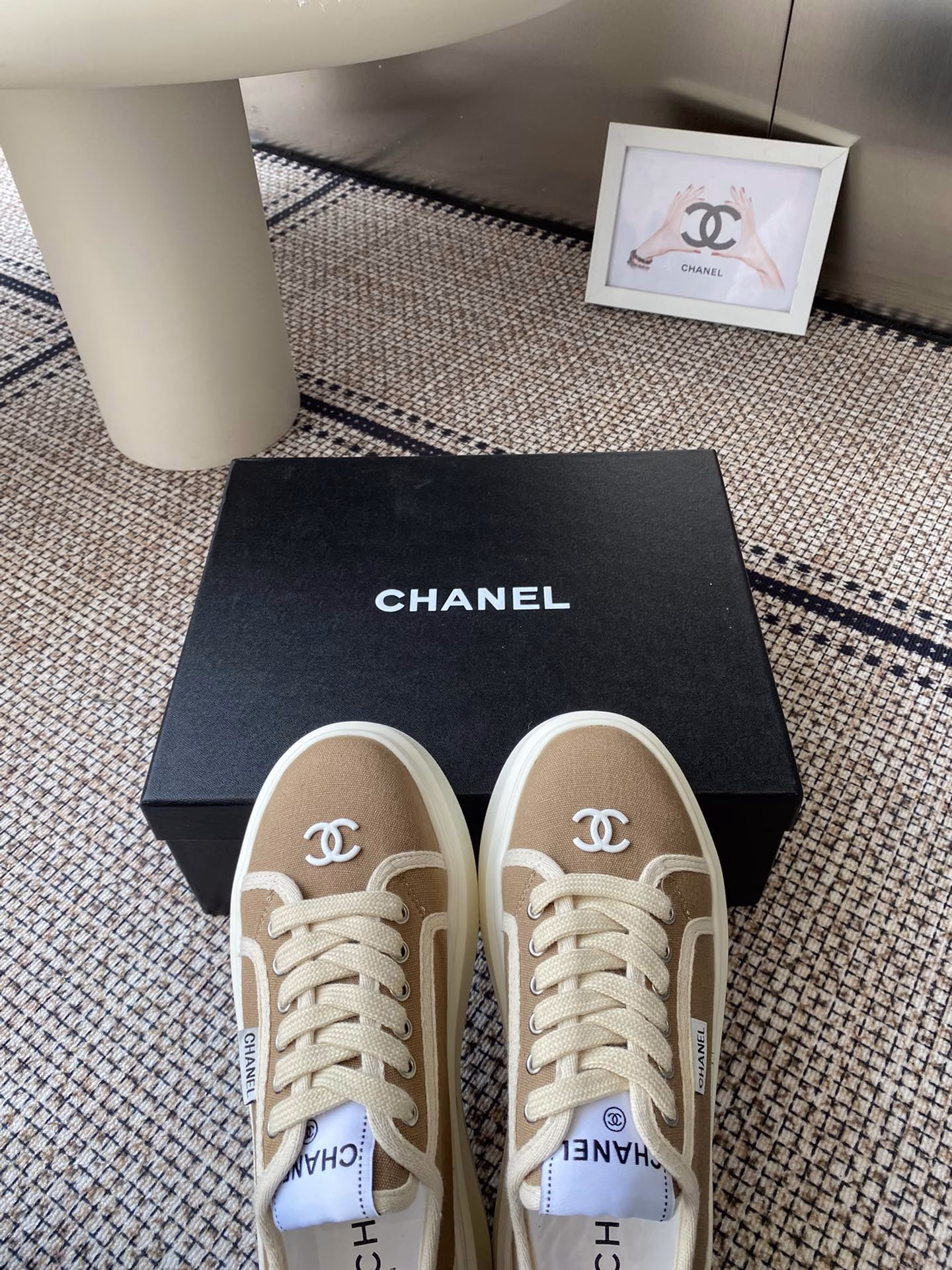 Chanel 25C new sports casual shoesVersatile white shoes, you can never go wrong with the style, the contrasting colors are full of vitalityThe logo is embossed on the side, it looks very delicateOriginal custom-made upper material, original outsole