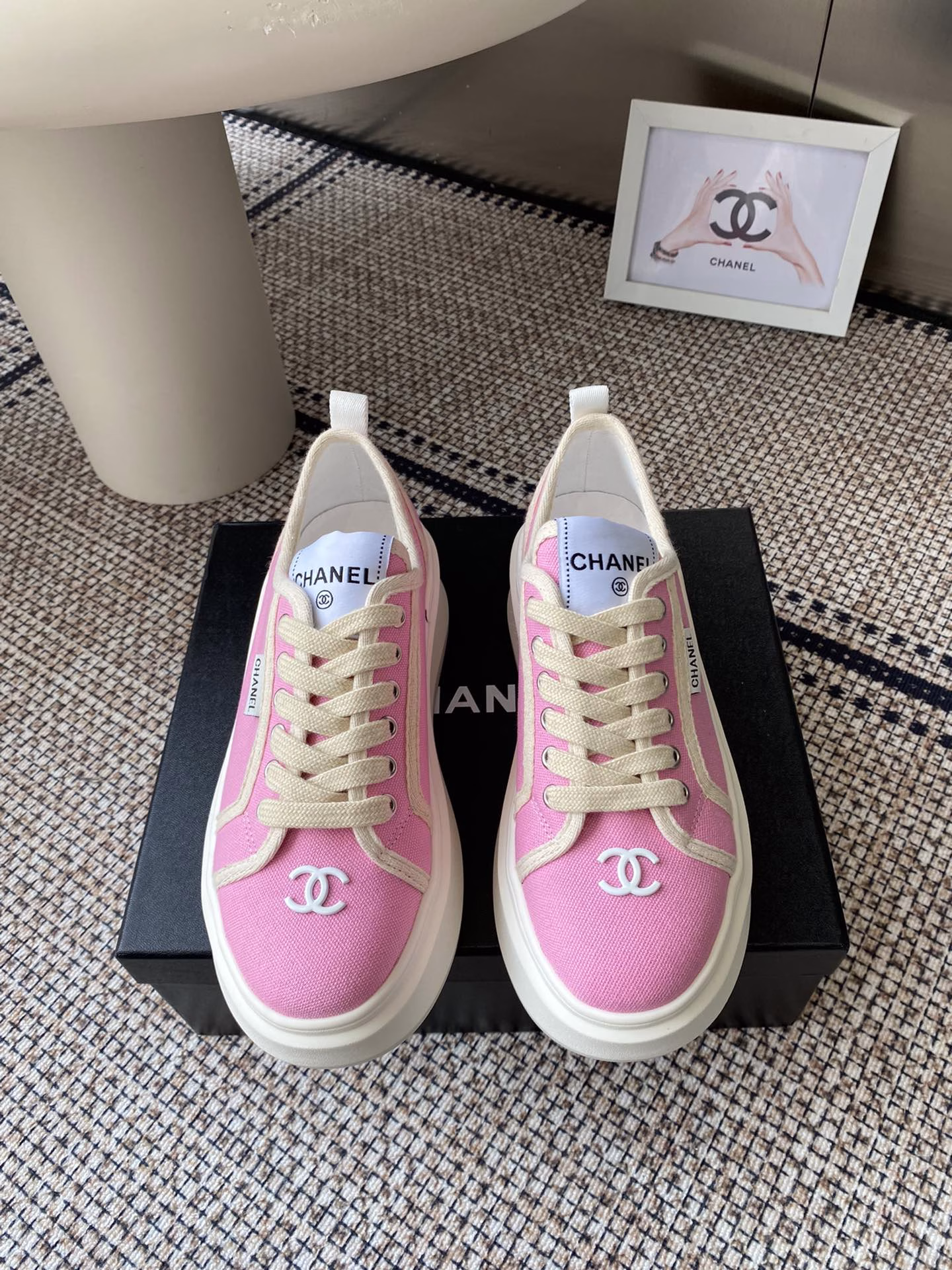 Chanel 25C new sports casual shoesVersatile white shoes, you can never go wrong with the style, the contrasting colors are full of vitalityThe logo is embossed on the side, it looks very delicateOriginal custom-made upper material, original outsole