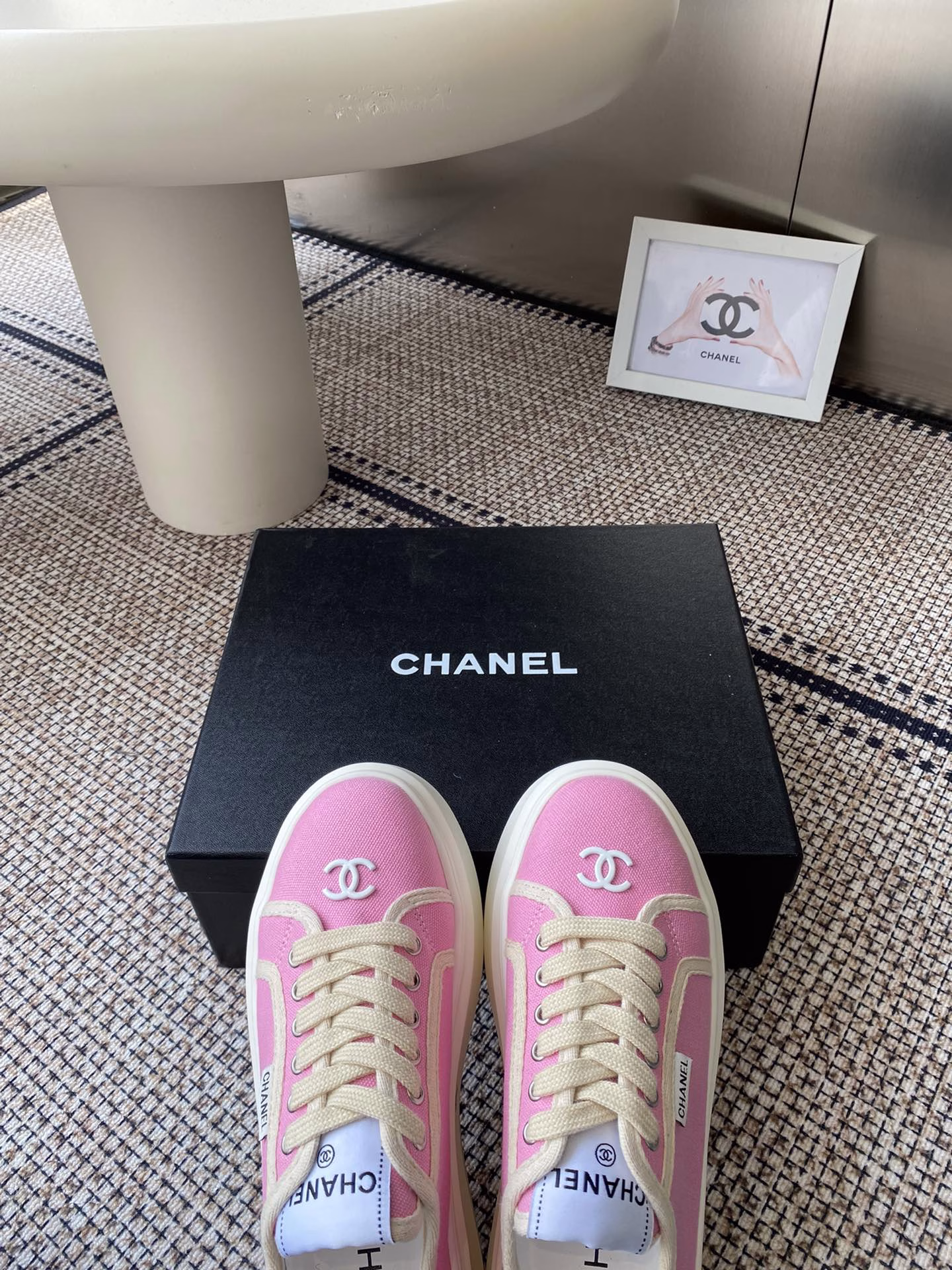 Chanel 25C new sports casual shoesVersatile white shoes, you can never go wrong with the style, the contrasting colors are full of vitalityThe logo is embossed on the side, it looks very delicateOriginal custom-made upper material, original outsole