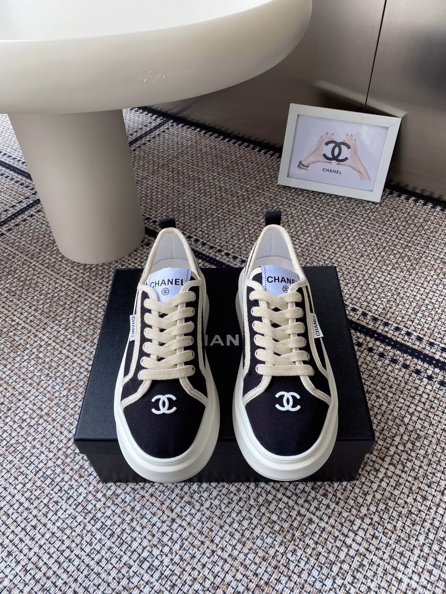 Chanel 25C new sports casual shoesVersatile white shoes, you can never go wrong with the style, the contrasting colors are full of vitalityThe logo is embossed on the side, it looks very delicateOriginal custom-made upper material, original outsole
