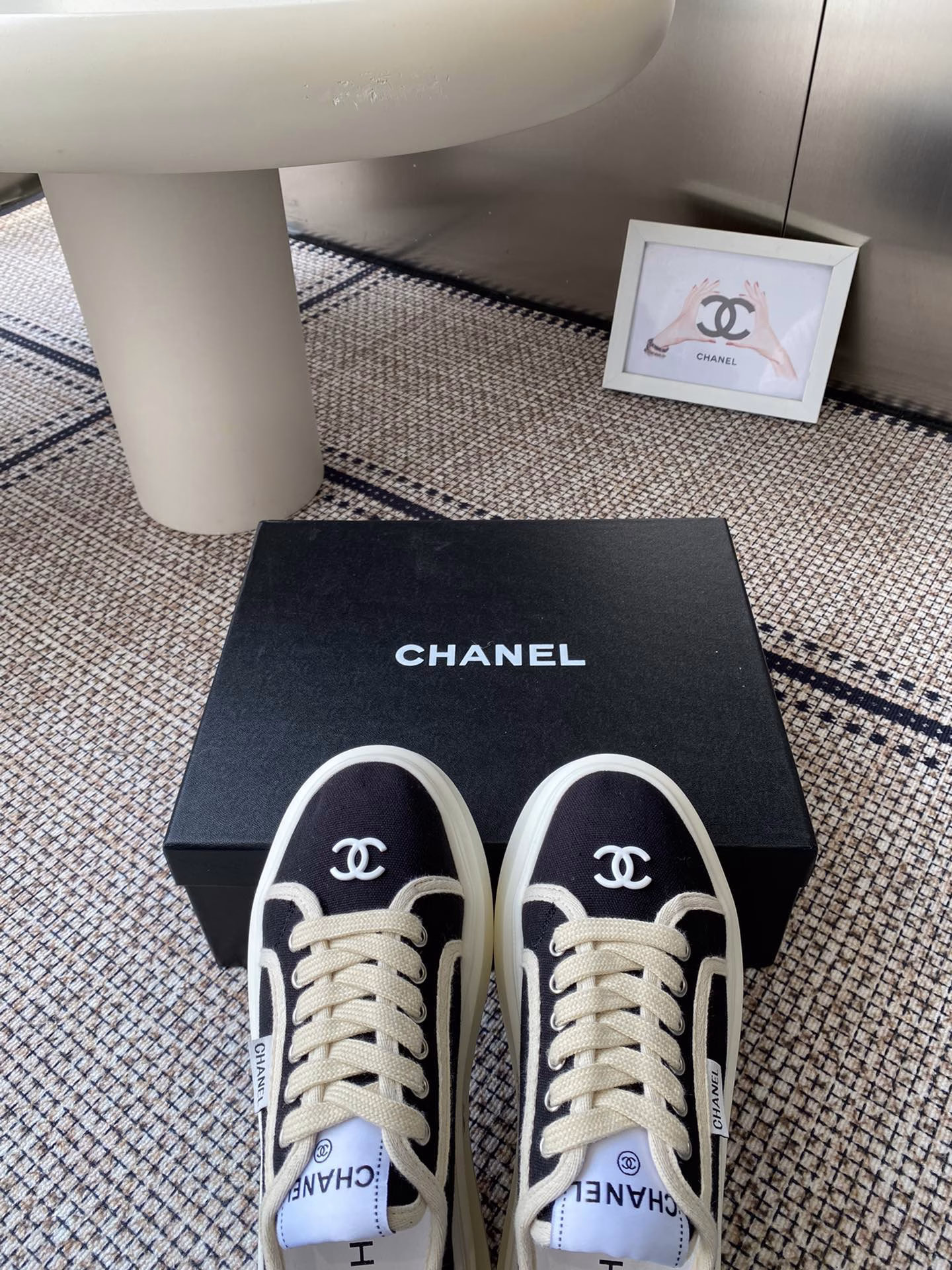 Chanel 25C new sports casual shoesVersatile white shoes, you can never go wrong with the style, the contrasting colors are full of vitalityThe logo is embossed on the side, it looks very delicateOriginal custom-made upper material, original outsole