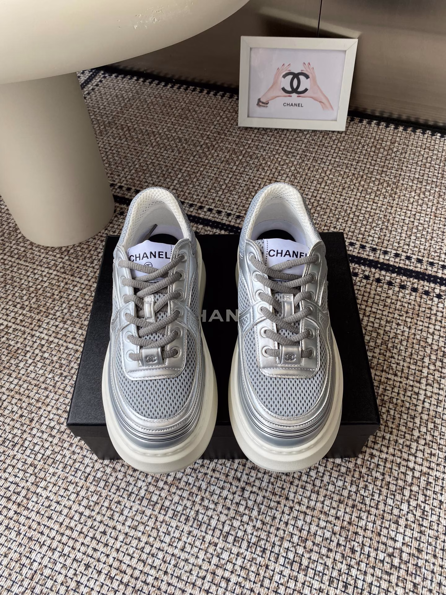 Chanel's latest overseas catwalk model of the thick-soled Silver Horn King2025 spring vacation sneakers, inspired by Monaco's international seaside lifestyle, creating a new sense of fashionUpper uses integrated molding material, customized breathable mesh lining, original molded two-color outsole