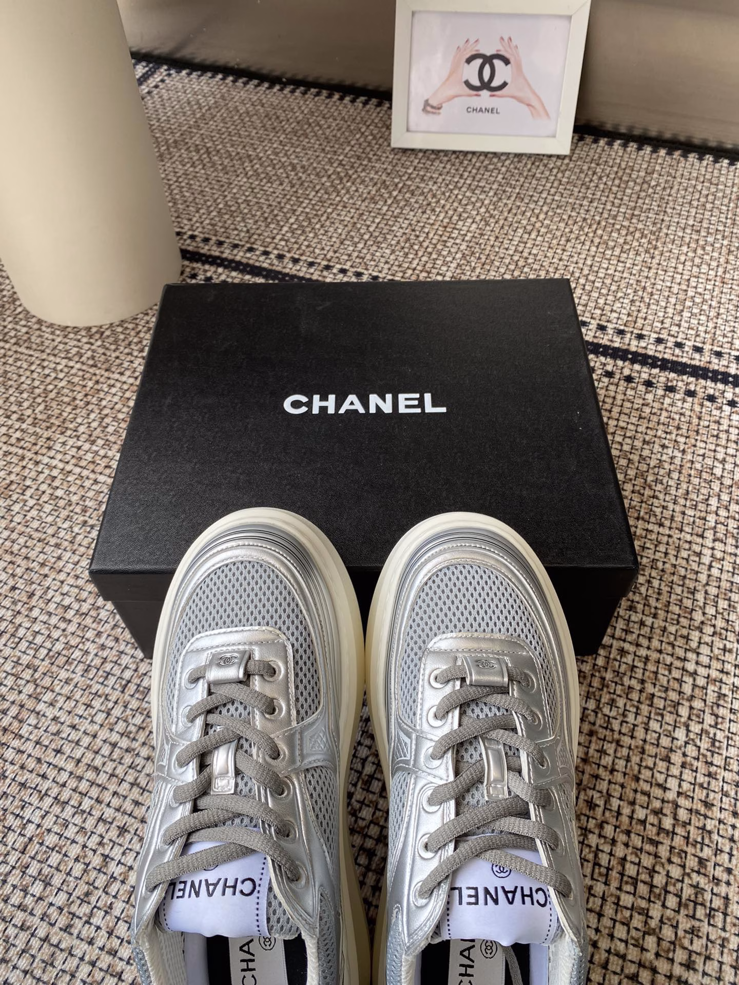 Chanel's latest overseas catwalk model of the thick-soled Silver Horn King2025 spring vacation sneakers, inspired by Monaco's international seaside lifestyle, creating a new sense of fashionUpper uses integrated molding material, customized breathable mesh lining, original molded two-color outsole