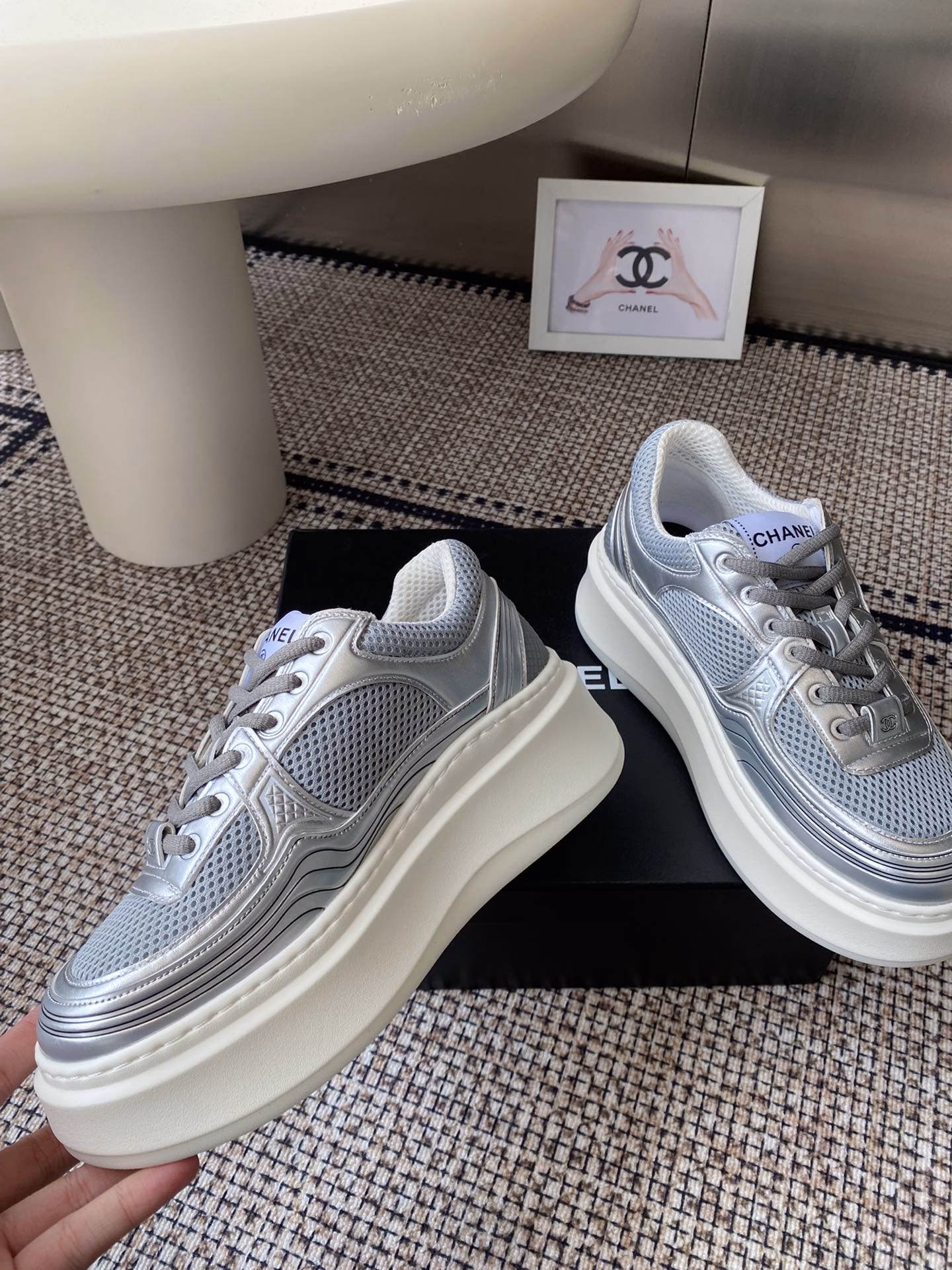 Chanel's latest overseas catwalk model of the thick-soled Silver Horn King2025 spring vacation sneakers, inspired by Monaco's international seaside lifestyle, creating a new sense of fashionUpper uses integrated molding material, customized breathable mesh lining, original molded two-color outsole