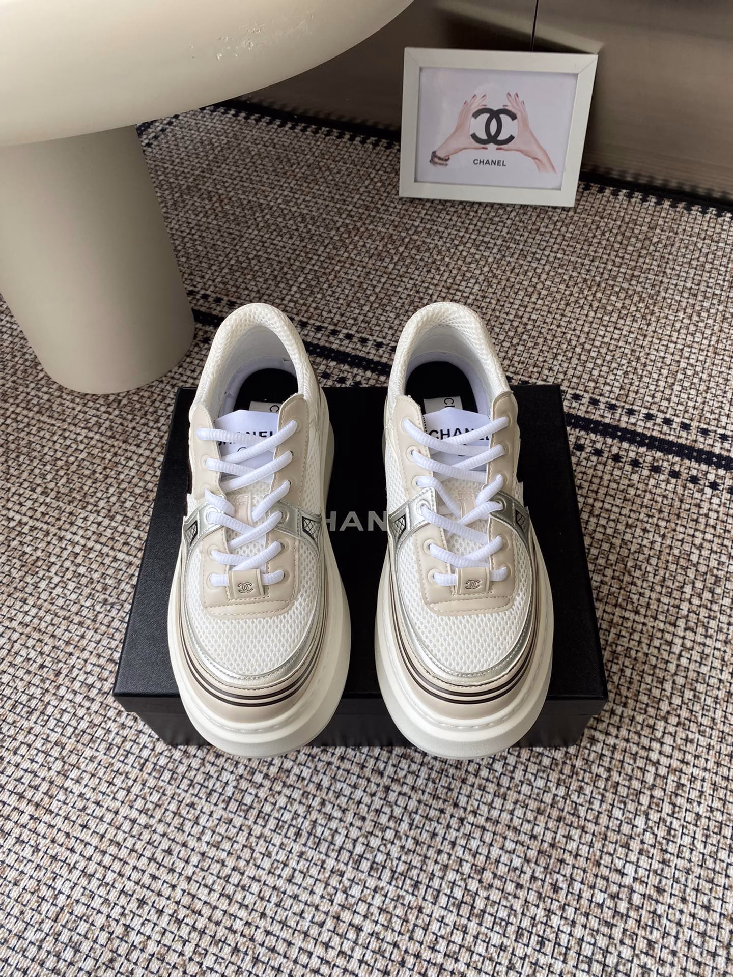 Chanel's latest overseas catwalk model of the thick-soled Silver Horn King2025 spring vacation sneakers, inspired by Monaco's international seaside lifestyle, creating a new sense of fashionUpper uses integrated molding material, customized breathable mesh lining, original molded two-color outsole