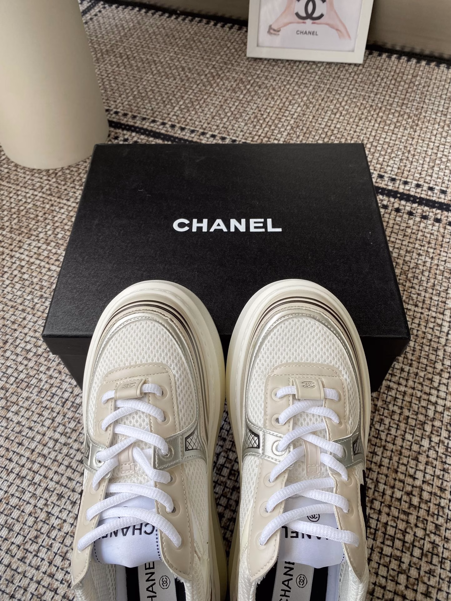 Chanel's latest overseas catwalk model of the thick-soled Silver Horn King2025 spring vacation sneakers, inspired by Monaco's international seaside lifestyle, creating a new sense of fashionUpper uses integrated molding material, customized breathable mesh lining, original molded two-color outsole