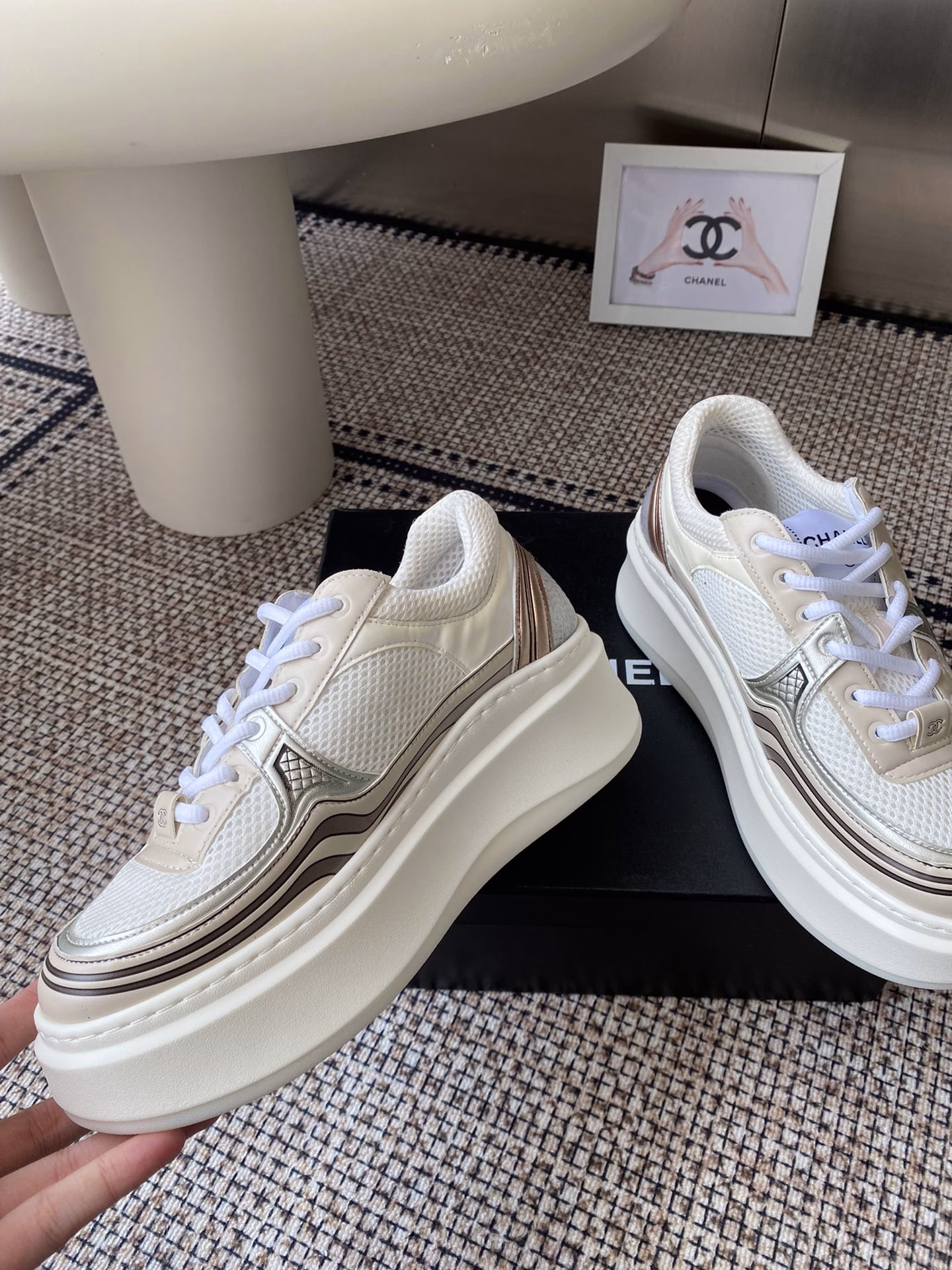 Chanel's latest overseas catwalk model of the thick-soled Silver Horn King2025 spring vacation sneakers, inspired by Monaco's international seaside lifestyle, creating a new sense of fashionUpper uses integrated molding material, customized breathable mesh lining, original molded two-color outsole