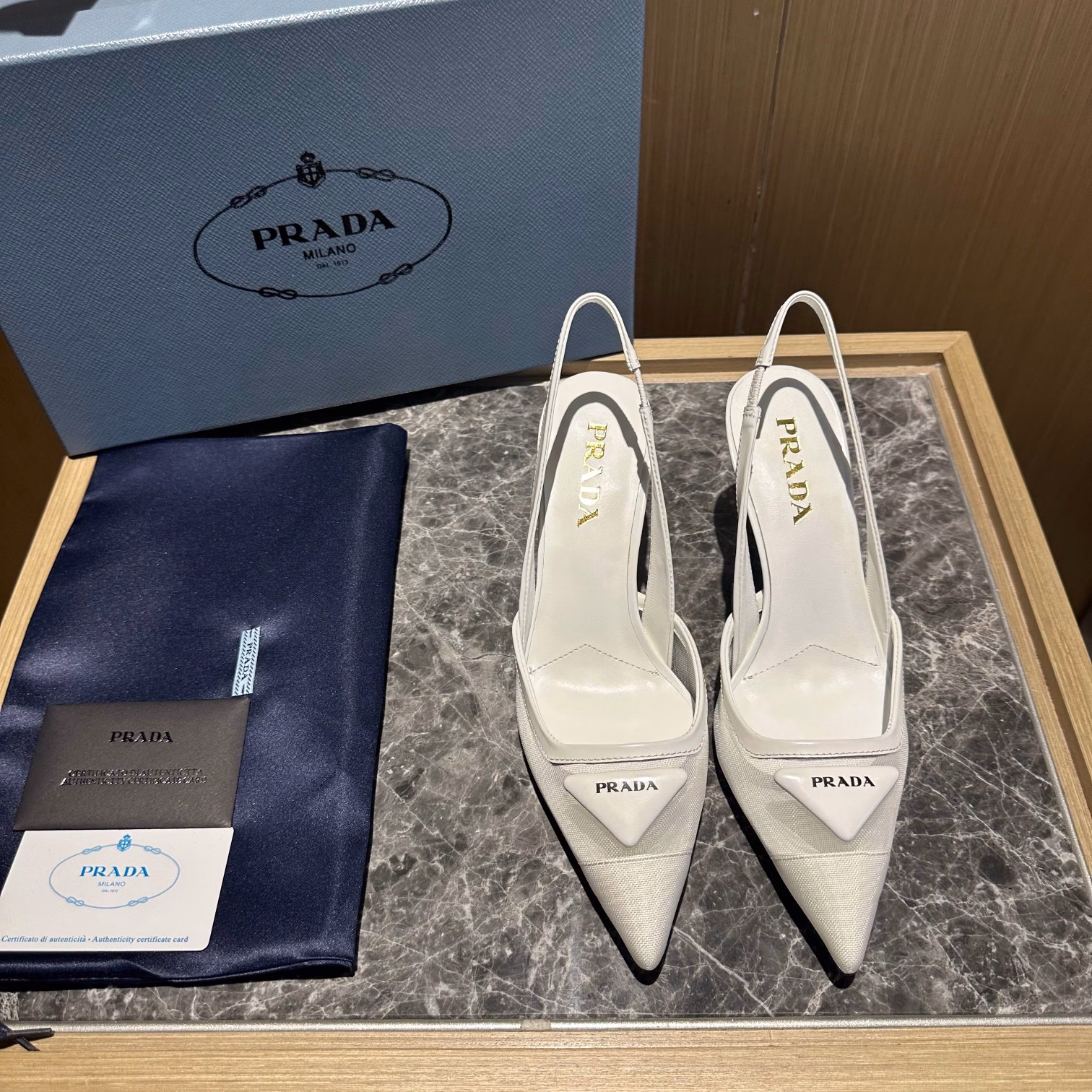 Recommended by major bloggers, 1-1 development, classic charm. Italian leather outsole, imported mixed sheep lining.This high heel uses new nylon mesh material and details to reshape the classic design, exuding contemporary charm. It presents tapered lines and is decorated with the iconic triangle logo.