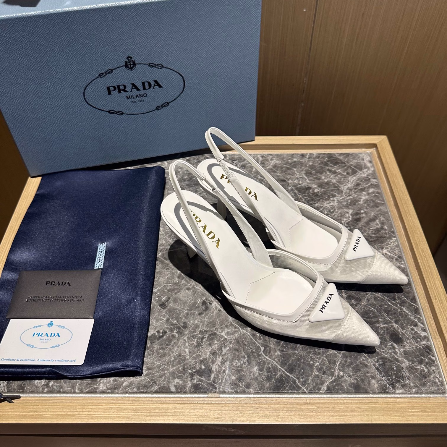 Recommended by major bloggers, 1-1 development, classic charm. Italian leather outsole, imported mixed sheep lining.This high heel uses new nylon mesh material and details to reshape the classic design, exuding contemporary charm. It presents tapered lines and is decorated with the iconic triangle logo.