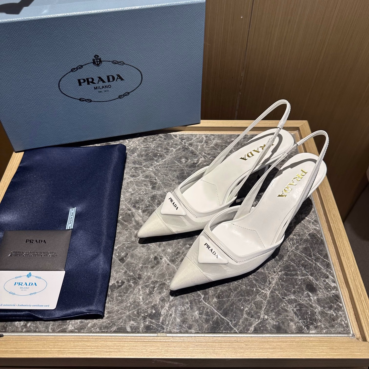 Recommended by major bloggers, 1-1 development, classic charm. Italian leather outsole, imported mixed sheep lining.This high heel uses new nylon mesh material and details to reshape the classic design, exuding contemporary charm. It presents tapered lines and is decorated with the iconic triangle logo.