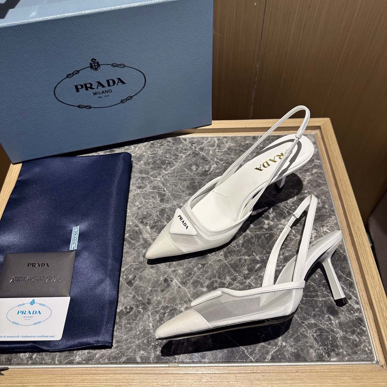 Recommended by major bloggers, 1-1 development, classic charm. Italian leather outsole, imported mixed sheep lining.This high heel uses new nylon mesh material and details to reshape the classic design, exuding contemporary charm. It presents tapered lines and is decorated with the iconic triangle logo.