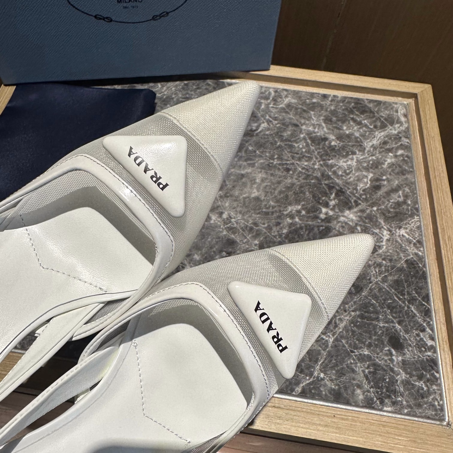 Recommended by major bloggers, 1-1 development, classic charm. Italian leather outsole, imported mixed sheep lining.This high heel uses new nylon mesh material and details to reshape the classic design, exuding contemporary charm. It presents tapered lines and is decorated with the iconic triangle logo.