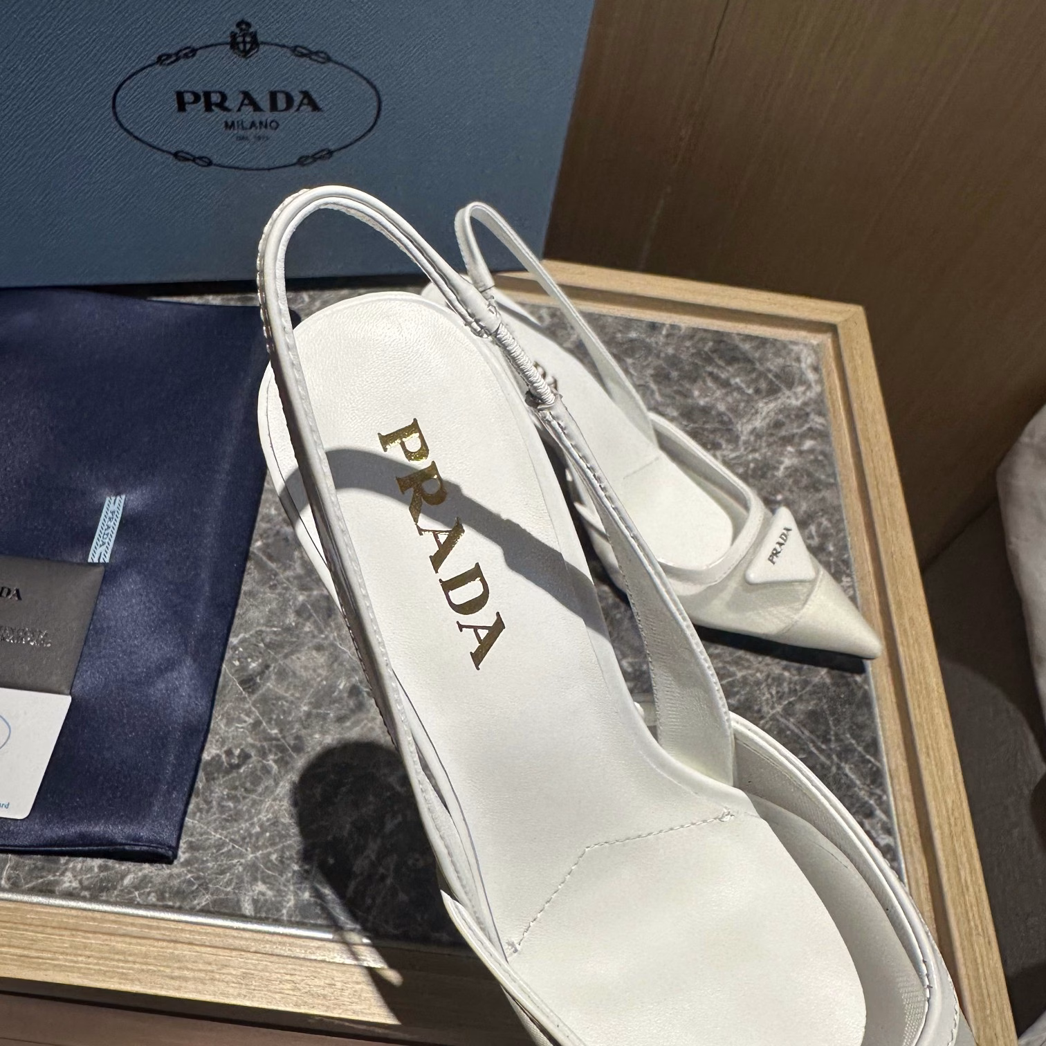Recommended by major bloggers, 1-1 development, classic charm. Italian leather outsole, imported mixed sheep lining.This high heel uses new nylon mesh material and details to reshape the classic design, exuding contemporary charm. It presents tapered lines and is decorated with the iconic triangle logo.