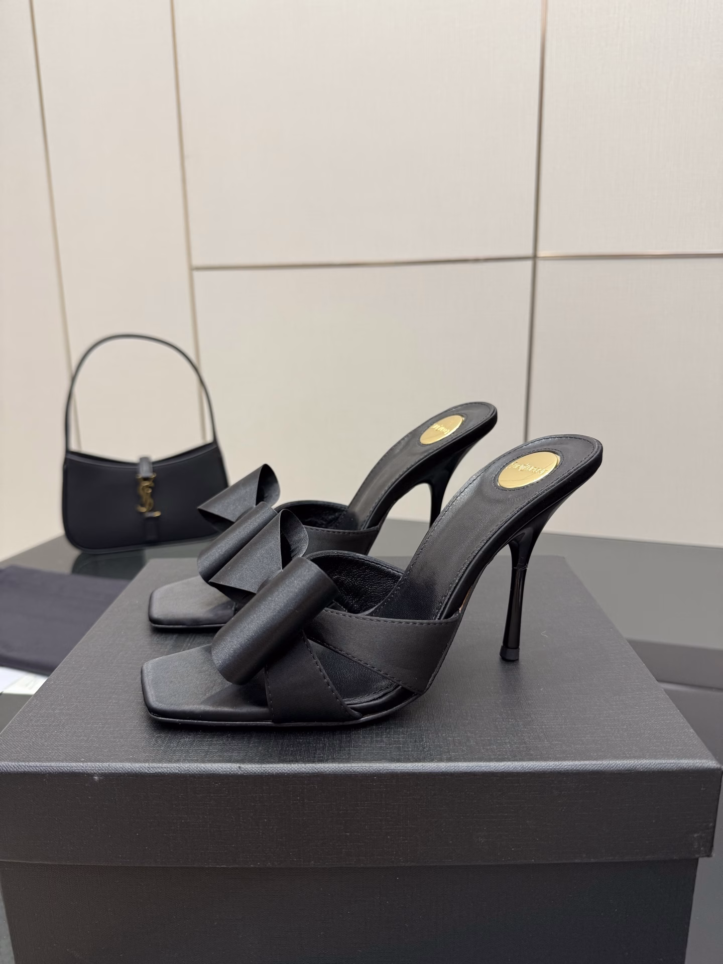SAIN*LAURENT 2025 new spring and summer series high-heeled sandals! How can you miss a pair of fairy shoes in summer?Paired with various small skirts, it is not picky about foot shape at allIt is really too beautiful, and it makes your feet look whiter! Release infinite ♾ elegant charm and explore more selected high heels