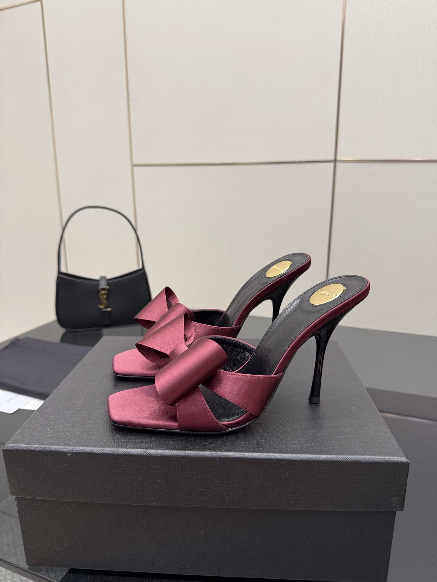 SAIN*LAURENT 2025 new spring and summer series high-heeled sandals! How can you miss a pair of fairy shoes in summer?Paired with various small skirts, it is not picky about foot shape at allIt is really too beautiful, and it makes your feet look whiter! Release infinite ♾ elegant charm and explore more selected high heels
