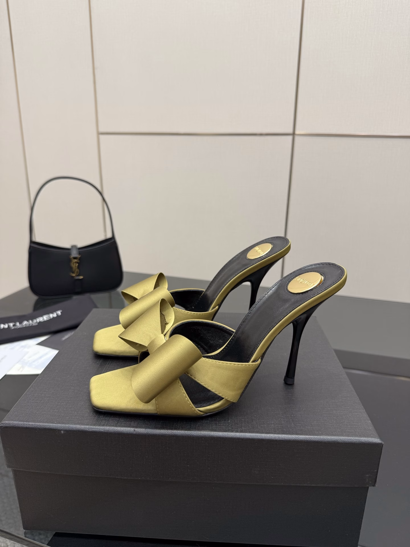 SAIN*LAURENT 2025 new spring and summer series high-heeled sandals! How can you miss a pair of fairy shoes in summer?Paired with various small skirts, it is not picky about foot shape at allIt is really too beautiful, and it makes your feet look whiter! Release infinite ♾ elegant charm and explore more selected high heels