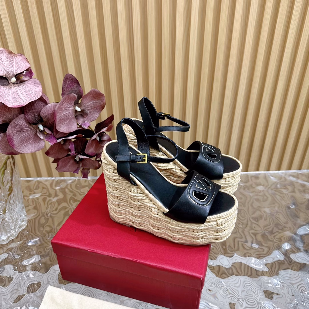 Valentino Stripe Deep-cut Half-slippers/Flat-soled Single Shoes/High-heeled Single Shoes/Series to be Released LaterThe deep-cut design of the grandma highlights the brand's unique design style. Luxurious and fashionable. Highly recognizable. Exquisite round head. Perfect side curve. The taste is particularly pure. The temperament of a socialite is full of femininity.