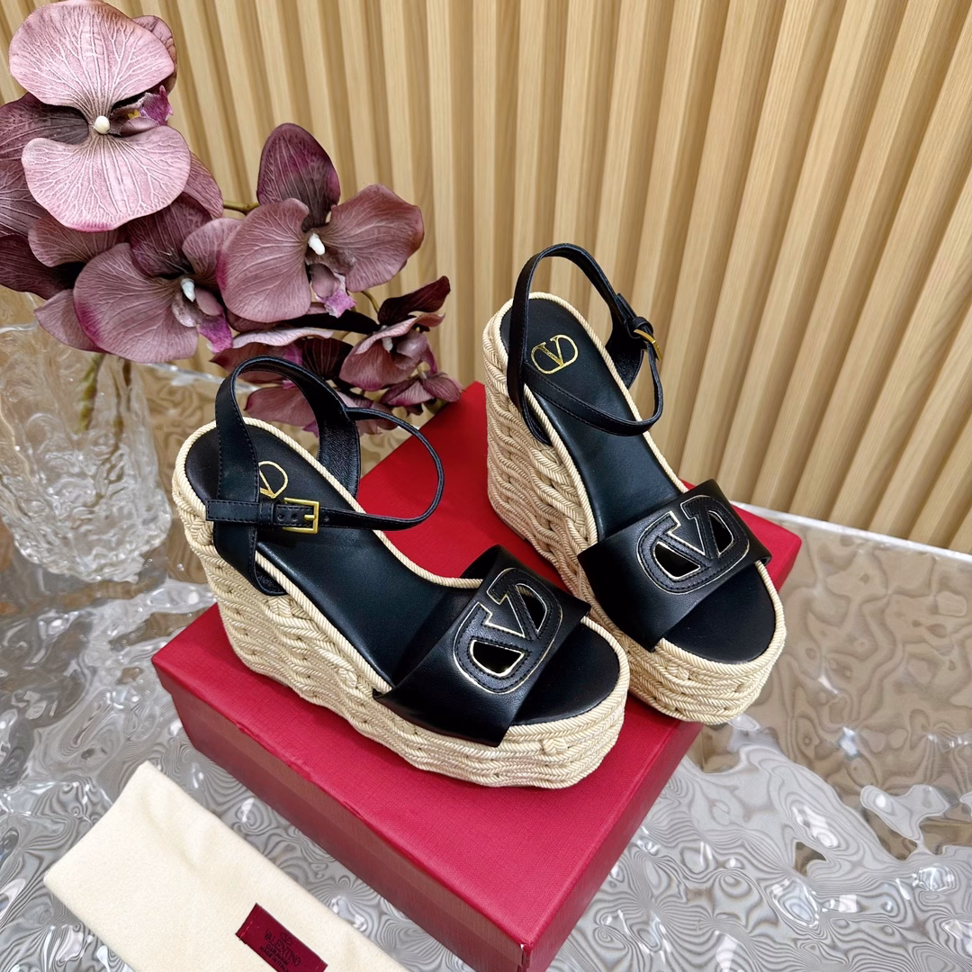 Valentino Stripe Deep-cut Half-slippers/Flat-soled Single Shoes/High-heeled Single Shoes/Series to be Released LaterThe deep-cut design of the grandma highlights the brand's unique design style. Luxurious and fashionable. Highly recognizable. Exquisite round head. Perfect side curve. The taste is particularly pure. The temperament of a socialite is full of femininity.