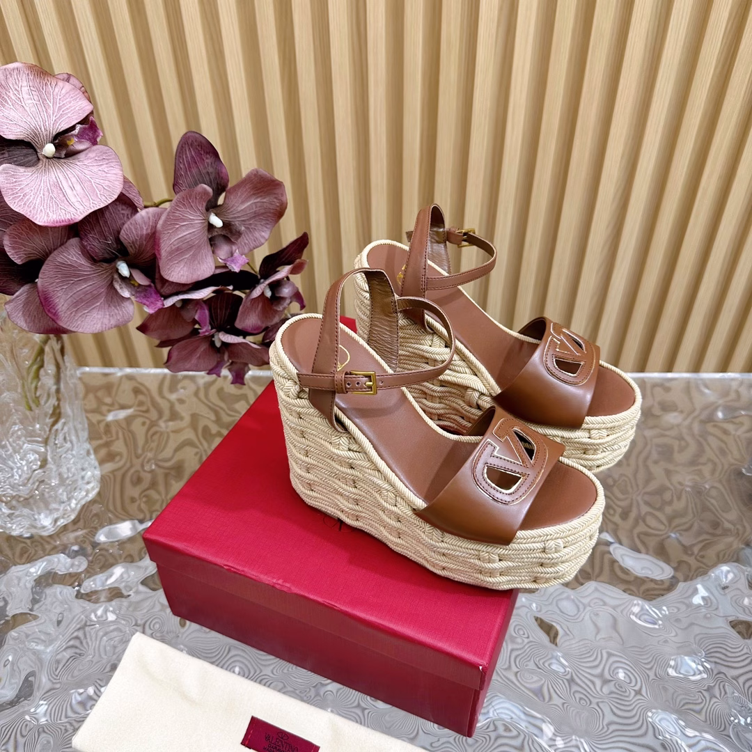 Valentino Stripe Deep-cut Half-slippers/Flat-soled Single Shoes/High-heeled Single Shoes/Series to be Released LaterThe deep-cut design of the grandma highlights the brand's unique design style. Luxurious and fashionable. Highly recognizable. Exquisite round head. Perfect side curve. The taste is particularly pure. The temperament of a socialite is full of femininity.