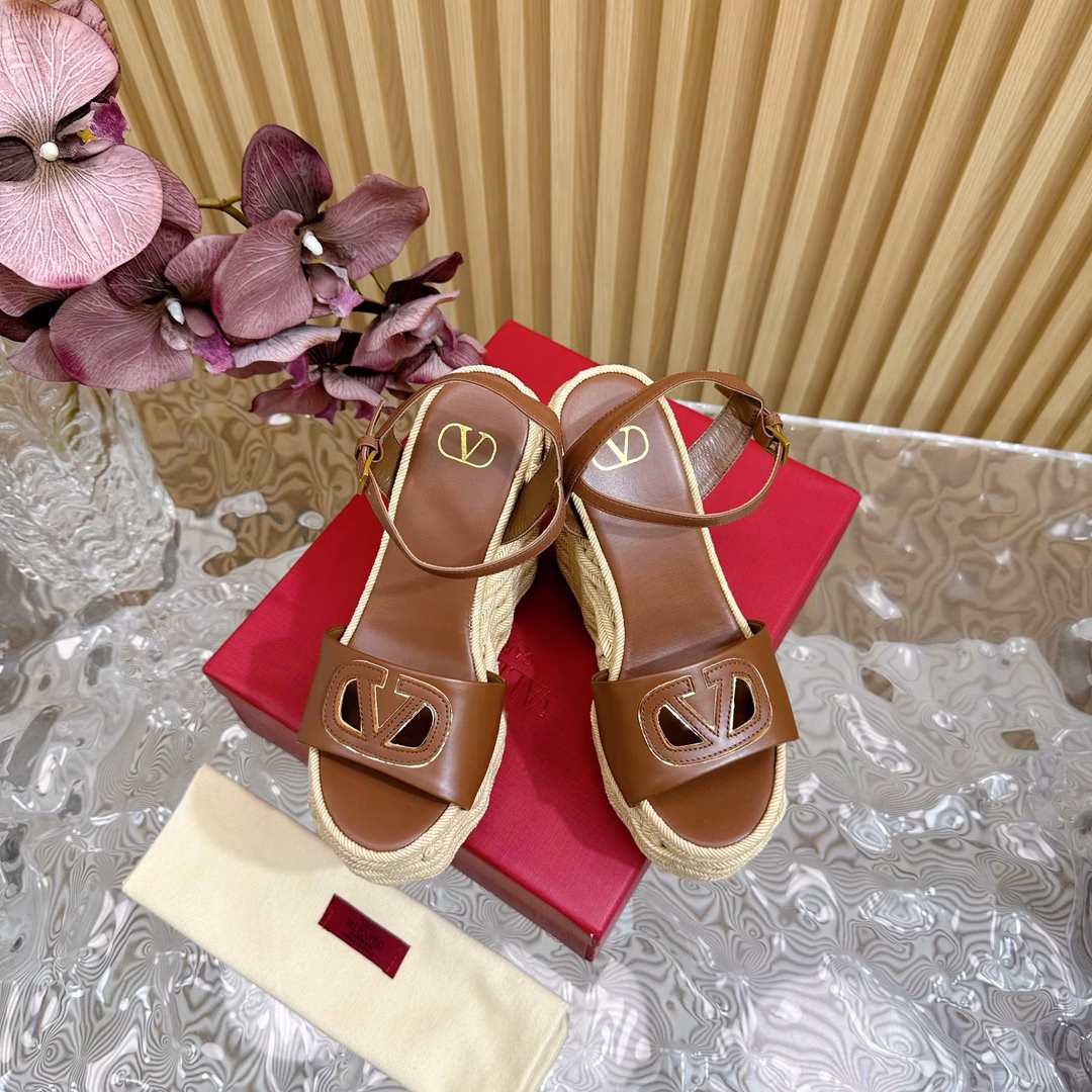 Valentino Stripe Deep-cut Half-slippers/Flat-soled Single Shoes/High-heeled Single Shoes/Series to be Released LaterThe deep-cut design of the grandma highlights the brand's unique design style. Luxurious and fashionable. Highly recognizable. Exquisite round head. Perfect side curve. The taste is particularly pure. The temperament of a socialite is full of femininity.