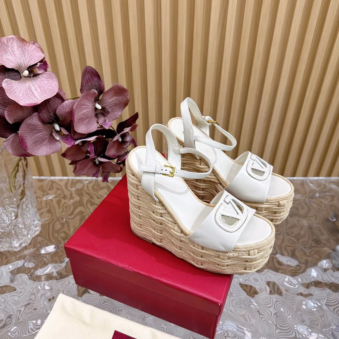 Valentino Stripe Deep-cut Half-slippers/Flat-soled Single Shoes/High-heeled Single Shoes/Series to be Released LaterThe deep-cut design of the grandma highlights the brand's unique design style. Luxurious and fashionable. Highly recognizable. Exquisite round head. Perfect side curve. The taste is particularly pure. The temperament of a socialite is full of femininity.