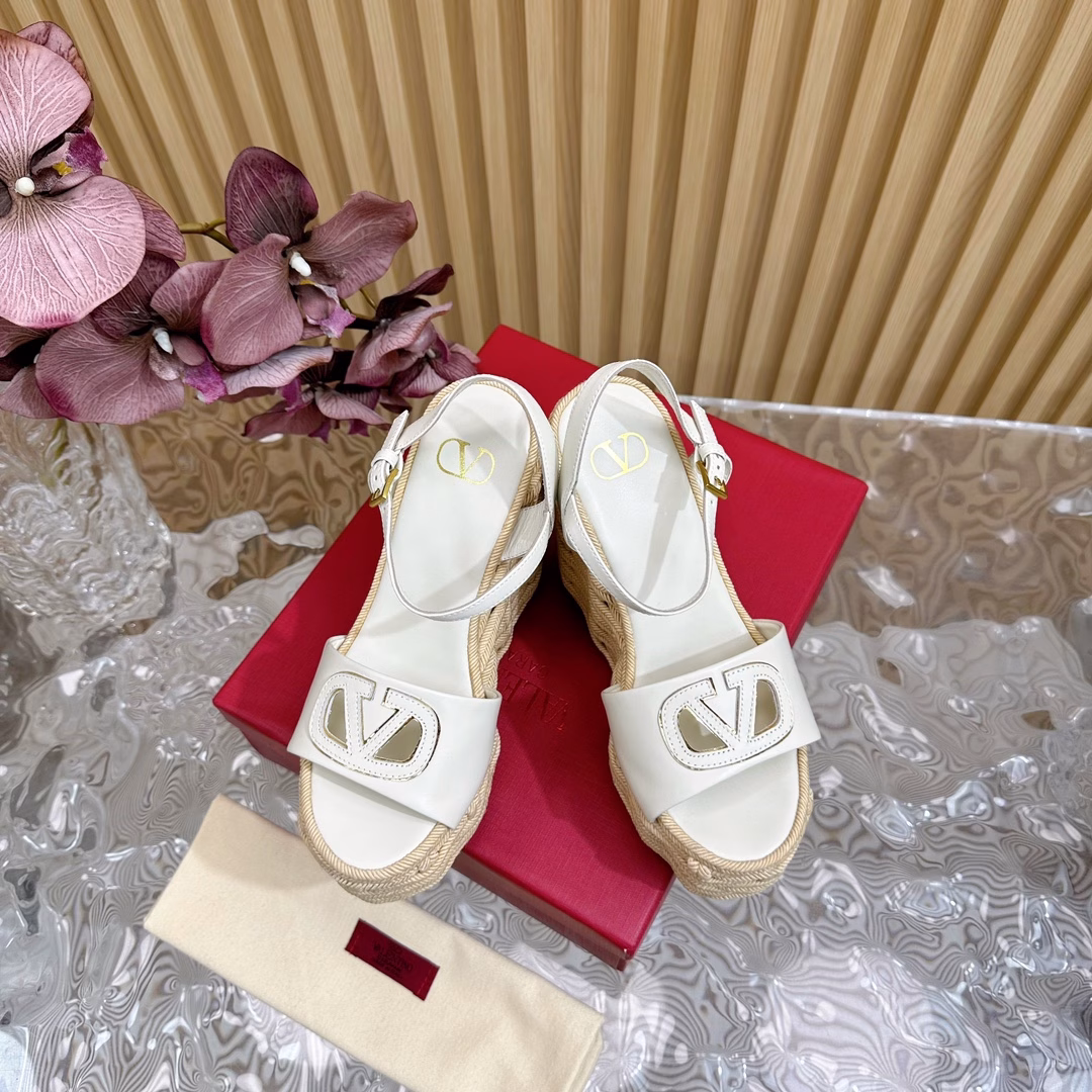 Valentino Stripe Deep-cut Half-slippers/Flat-soled Single Shoes/High-heeled Single Shoes/Series to be Released LaterThe deep-cut design of the grandma highlights the brand's unique design style. Luxurious and fashionable. Highly recognizable. Exquisite round head. Perfect side curve. The taste is particularly pure. The temperament of a socialite is full of femininity.