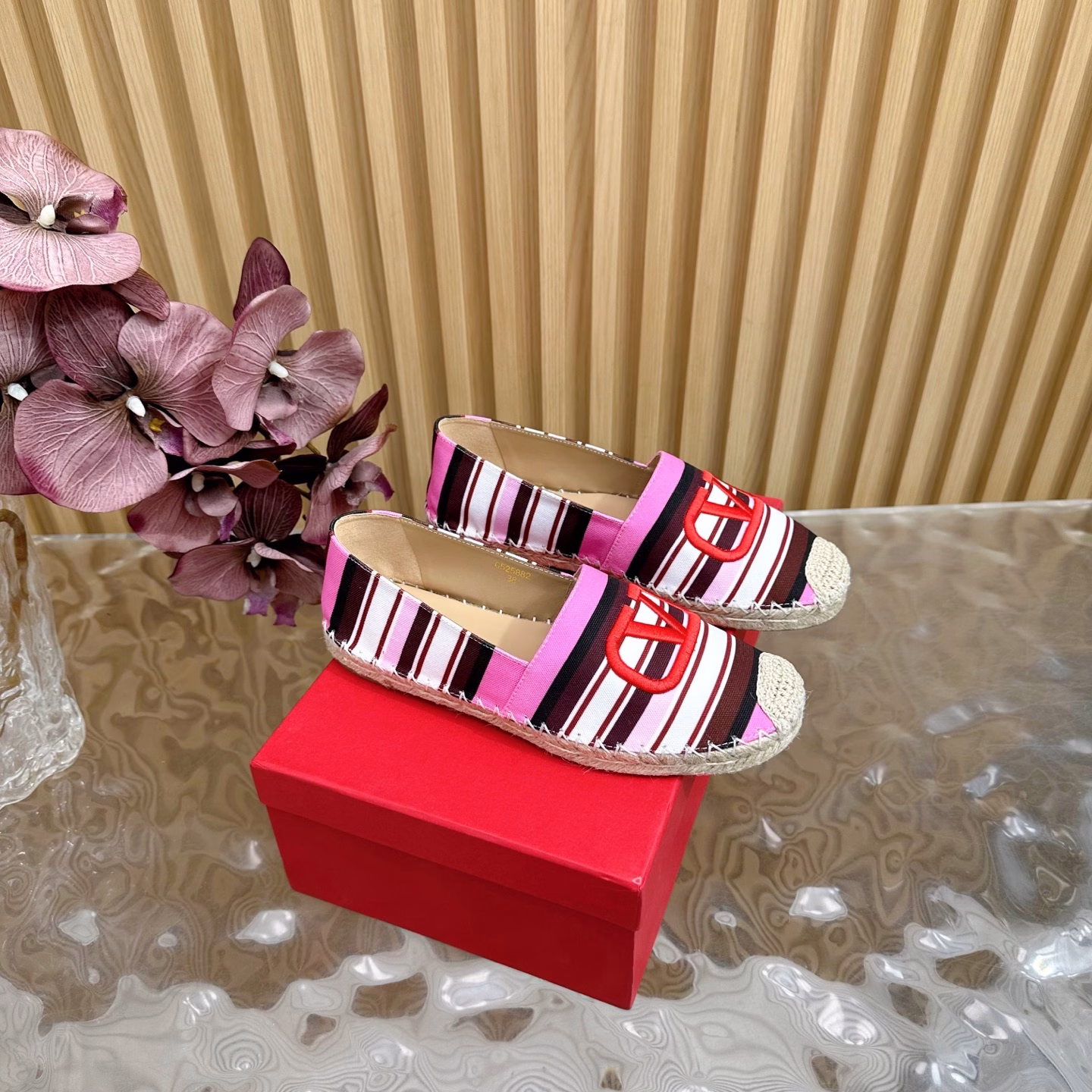 Valentino Garavani (fast delivery) the highest version of fisherman shoes20245 early spring new models in the counter Colorful striped fisherman shoes seriesHot-selling single shoes, very beautiful on the feet, buy the authentic original build.