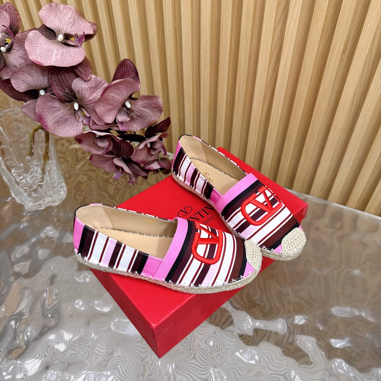 Valentino Garavani (fast delivery) the highest version of fisherman shoes20245 early spring new models in the counter Colorful striped fisherman shoes seriesHot-selling single shoes, very beautiful on the feet, buy the authentic original build.