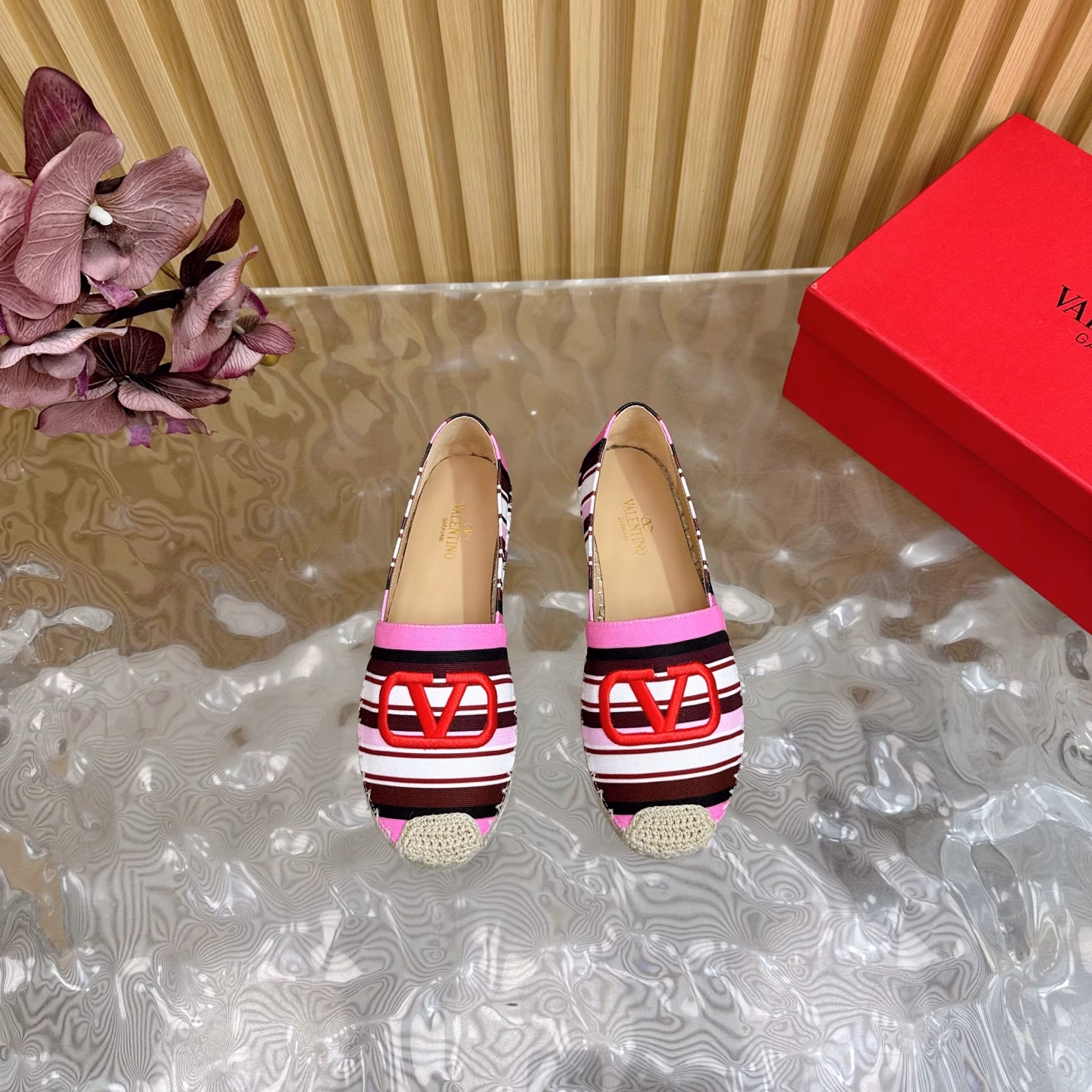 Valentino Garavani (fast delivery) the highest version of fisherman shoes20245 early spring new models in the counter Colorful striped fisherman shoes seriesHot-selling single shoes, very beautiful on the feet, buy the authentic original build.