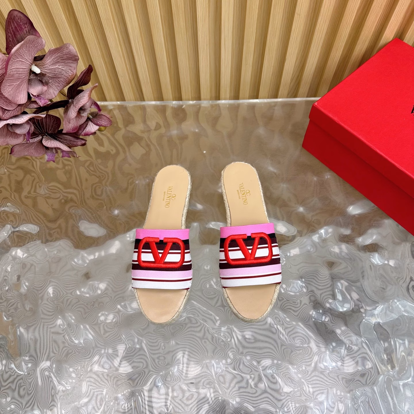 Valentino Garavani (fast delivery) the highest version of fisherman shoes20245 early spring new models in the counter Colorful striped fisherman shoes seriesHot-selling single shoes, very beautiful on the feet, buy the authentic original build.