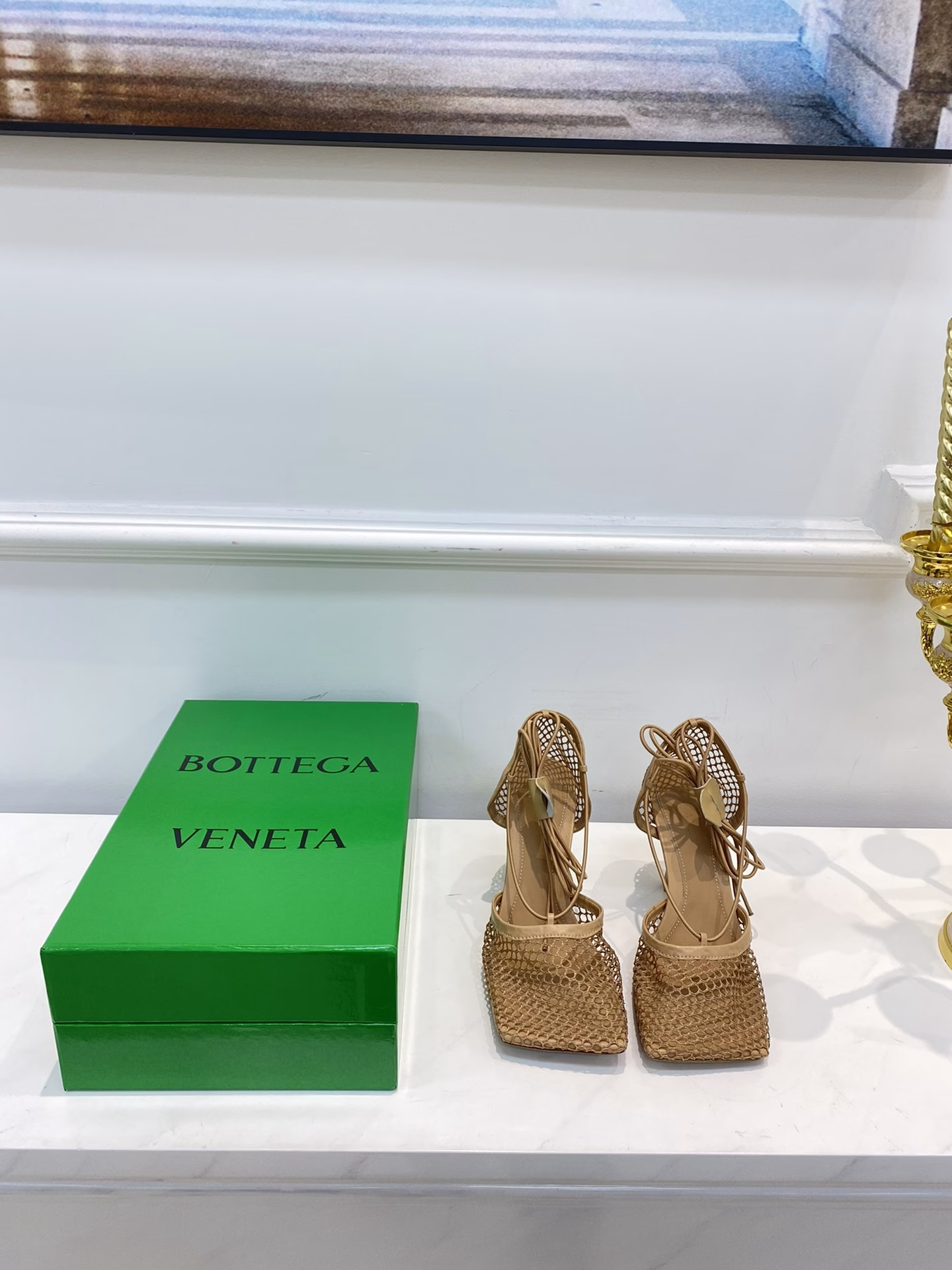 BV new Roman strap mesh high-heeled sandalsThis item continues the design style of BV square-head mesh shoes 💯The transparent mesh material is matched with bright color designThe finishing touch is to restore the retro Roman strap design to make the item more sexy and charming 💯The fabric is made of high-quality nylon mesh material with sheepskin edging 💯The foot pad is made of cowhide lining, which is high-end and comfortable👍The original version is consistent with round elasticity, no splicing, and color straps (different from the splicing ropes in the market)The outsole is made of Italian genuine leather outsole + injection molding process, high-end
