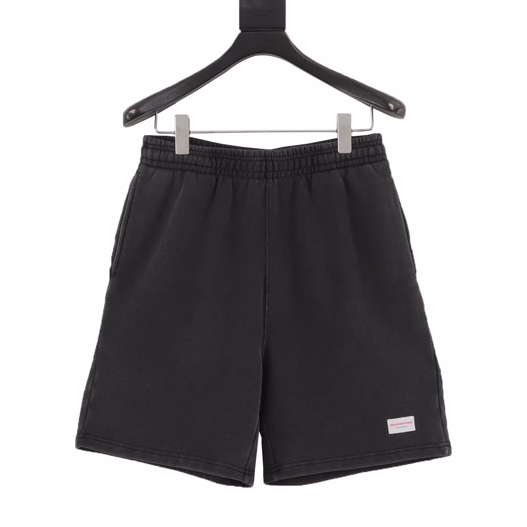 Alexander Wang solid color small label shortsUndoubtedly one of the hottest young stars in the fashion circle, good at shaping the hearts of young people. The free and simple lifestyle and the elements that conform to the trend are deeply sought after by celebrities and talents. Alexander Wang 2025 new men's bodywear series plain knit shorts meet the simple and generous wearing preferences. The natural elastic waistband has a drawstring to accommodate the waist while meeting the comfort and convenience. The washing process is slightly whitened and distressed, making the pants full of retro atmosphere, which coincides with the tone of street fashion. There is a patch embroidery of the king's logo flag on the trouser legs. The red alexanderwang font is still slightly conspicuous. There is no need to worry about recognition. The same style for men and women. Neutral design. The daily loose version is versatile and can be matched with a variety of styles. 480 grams of high-weight cotton terry. Genuine grade