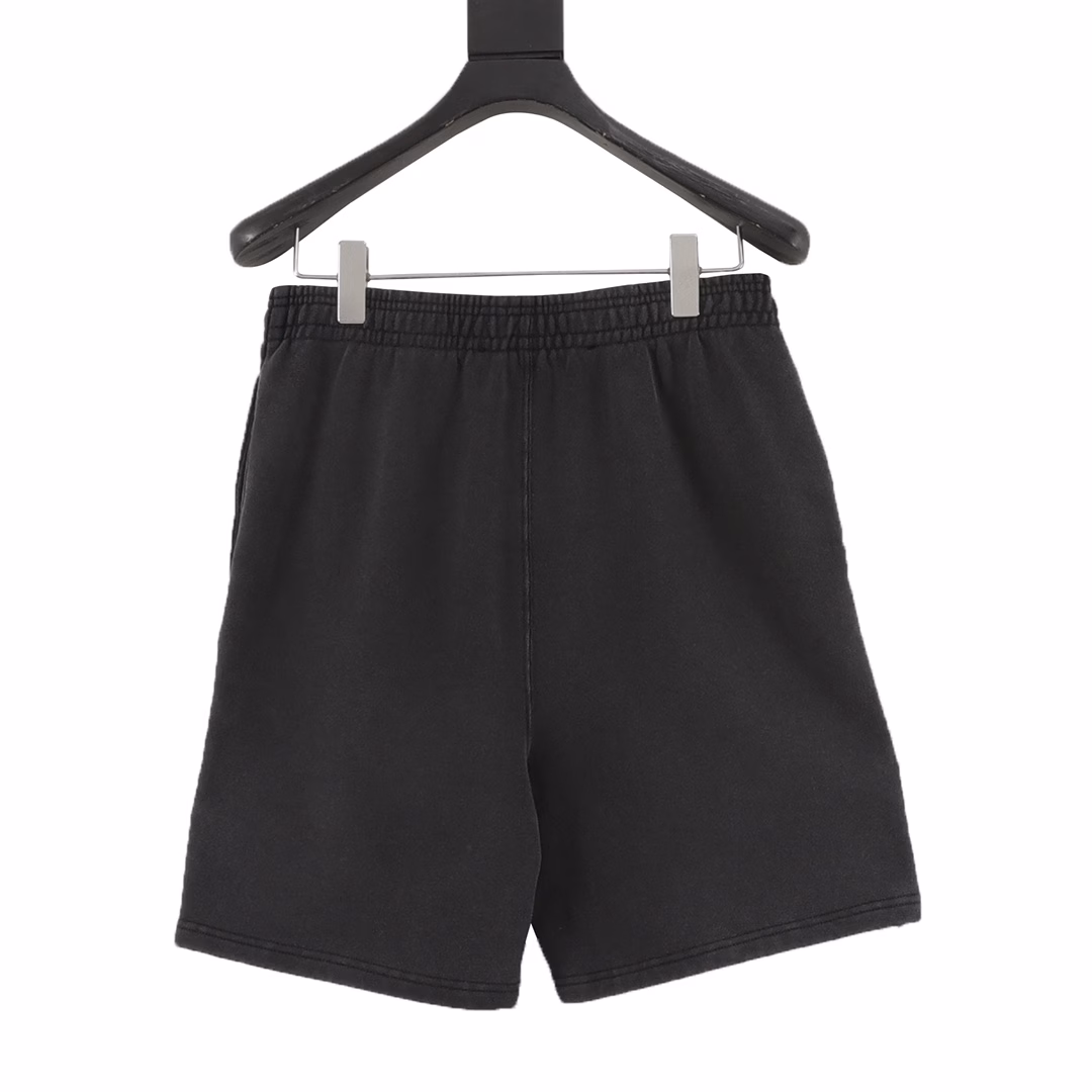 Alexander Wang solid color small label shortsUndoubtedly one of the hottest young stars in the fashion circle, good at shaping the hearts of young people. The free and simple lifestyle and the elements that conform to the trend are deeply sought after by celebrities and talents. Alexander Wang 2025 new men's bodywear series plain knit shorts meet the simple and generous wearing preferences. The natural elastic waistband has a drawstring to accommodate the waist while meeting the comfort and convenience. The washing process is slightly whitened and distressed, making the pants full of retro atmosphere, which coincides with the tone of street fashion. There is a patch embroidery of the king's logo flag on the trouser legs. The red alexanderwang font is still slightly conspicuous. There is no need to worry about recognition. The same style for men and women. Neutral design. The daily loose version is versatile and can be matched with a variety of styles. 480 grams of high-weight cotton terry. Genuine grade