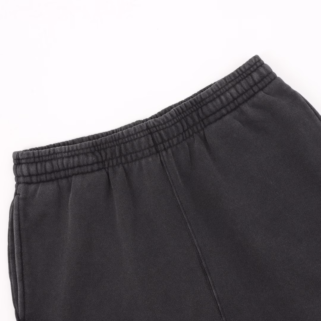 Alexander Wang solid color small label shortsUndoubtedly one of the hottest young stars in the fashion circle, good at shaping the hearts of young people. The free and simple lifestyle and the elements that conform to the trend are deeply sought after by celebrities and talents. Alexander Wang 2025 new men's bodywear series plain knit shorts meet the simple and generous wearing preferences. The natural elastic waistband has a drawstring to accommodate the waist while meeting the comfort and convenience. The washing process is slightly whitened and distressed, making the pants full of retro atmosphere, which coincides with the tone of street fashion. There is a patch embroidery of the king's logo flag on the trouser legs. The red alexanderwang font is still slightly conspicuous. There is no need to worry about recognition. The same style for men and women. Neutral design. The daily loose version is versatile and can be matched with a variety of styles. 480 grams of high-weight cotton terry. Genuine grade