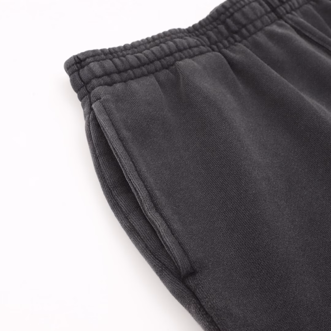 Alexander Wang solid color small label shortsUndoubtedly one of the hottest young stars in the fashion circle, good at shaping the hearts of young people. The free and simple lifestyle and the elements that conform to the trend are deeply sought after by celebrities and talents. Alexander Wang 2025 new men's bodywear series plain knit shorts meet the simple and generous wearing preferences. The natural elastic waistband has a drawstring to accommodate the waist while meeting the comfort and convenience. The washing process is slightly whitened and distressed, making the pants full of retro atmosphere, which coincides with the tone of street fashion. There is a patch embroidery of the king's logo flag on the trouser legs. The red alexanderwang font is still slightly conspicuous. There is no need to worry about recognition. The same style for men and women. Neutral design. The daily loose version is versatile and can be matched with a variety of styles. 480 grams of high-weight cotton terry. Genuine grade